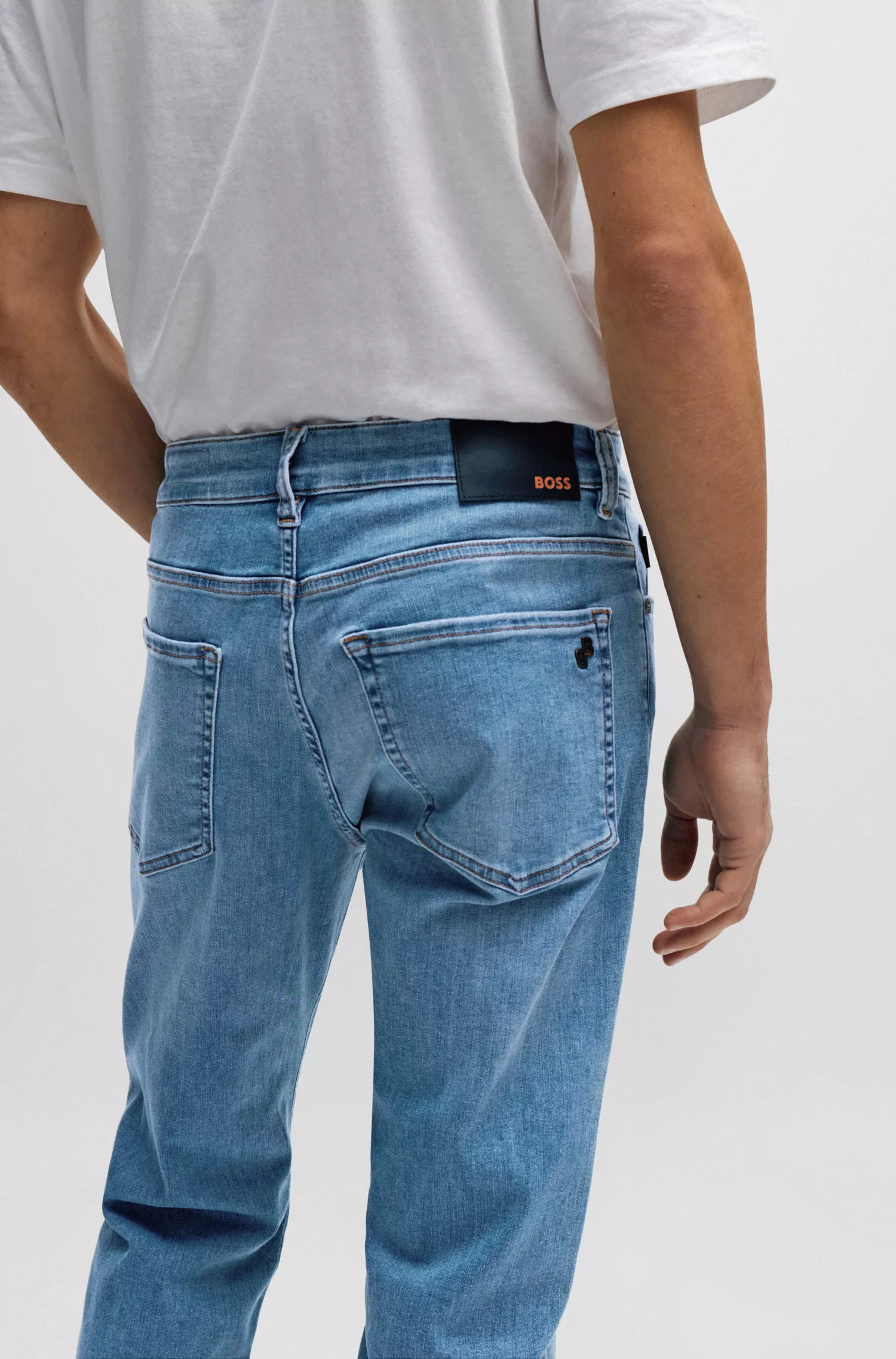 Calça jeans BOSS laranja, corte regular, em denim super elástico azul.