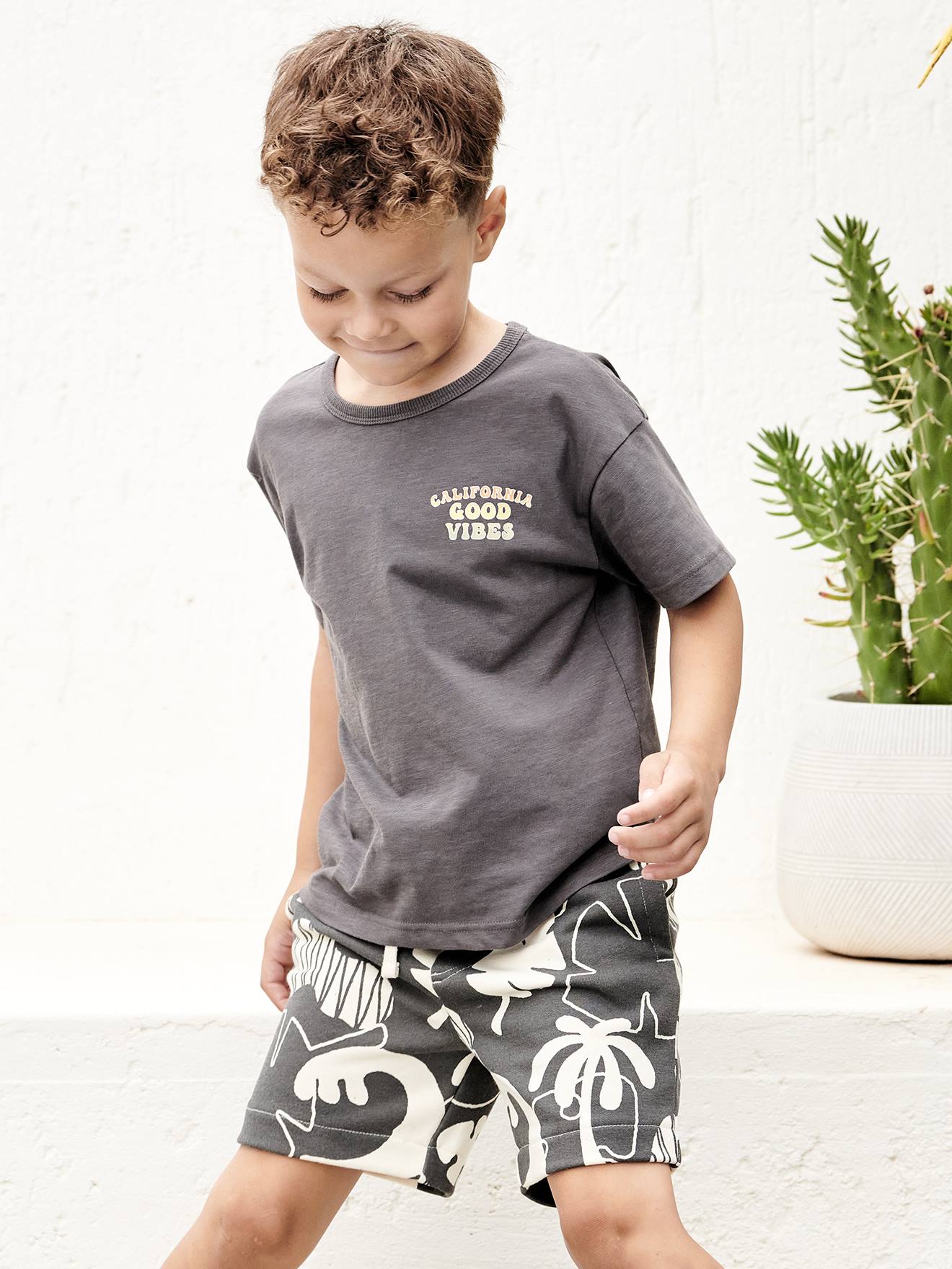 Camiseta infantil cinza com estampa gigante nas costas.