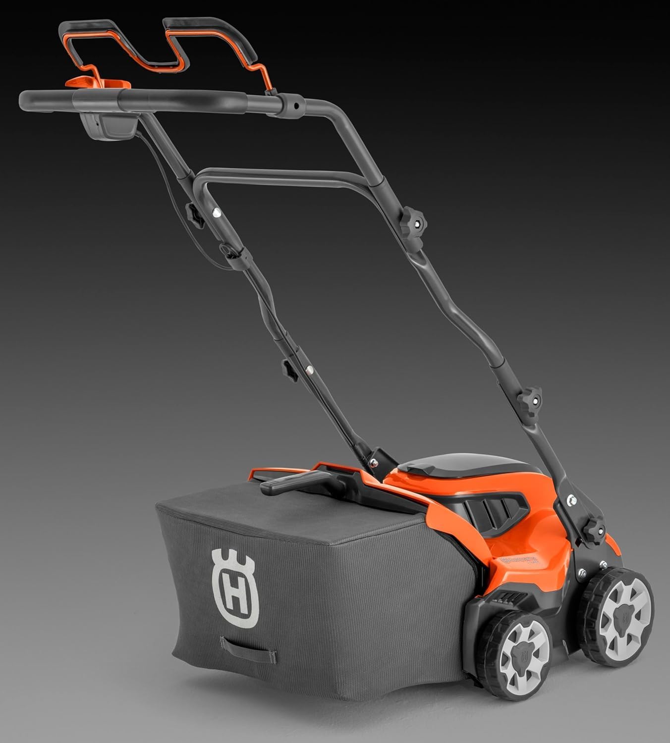Husqvarna S138i Akku-Rasenvertikutierer – 36V Akku-Vertikutierer mit 37,5 cm Arbeitsbreite, Einstellbarer Tiefe, klappbarem Griff, doppeltem Akkufach und Save™-Modus – Ohne Akku und Ladegerät