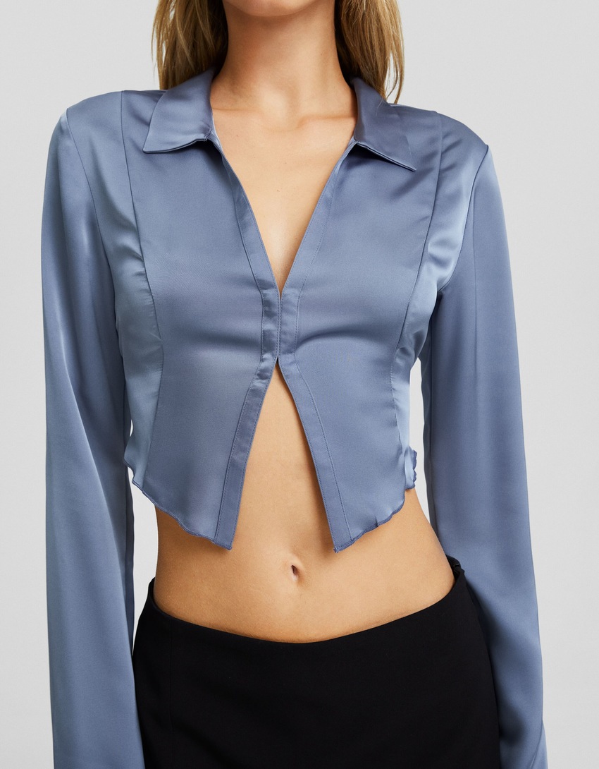 Camisa cropped de cetim com mangas compridas