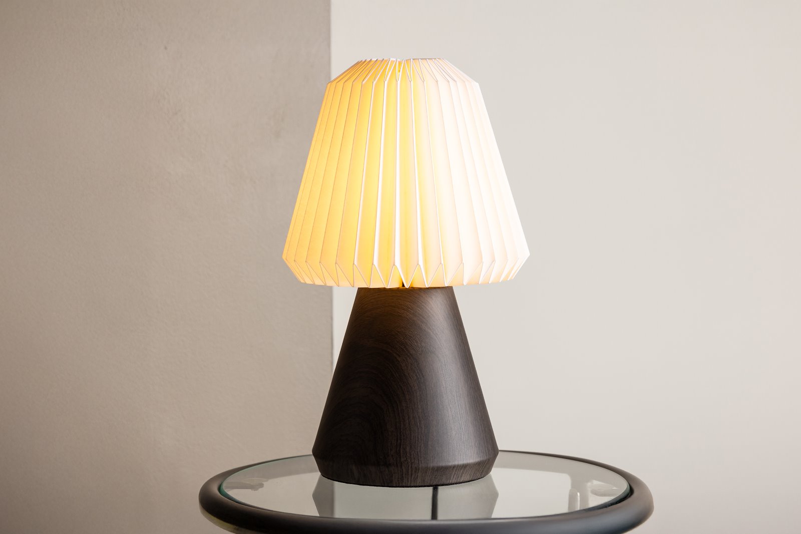 Fjallen bordlampe Sort med hvit skjerm