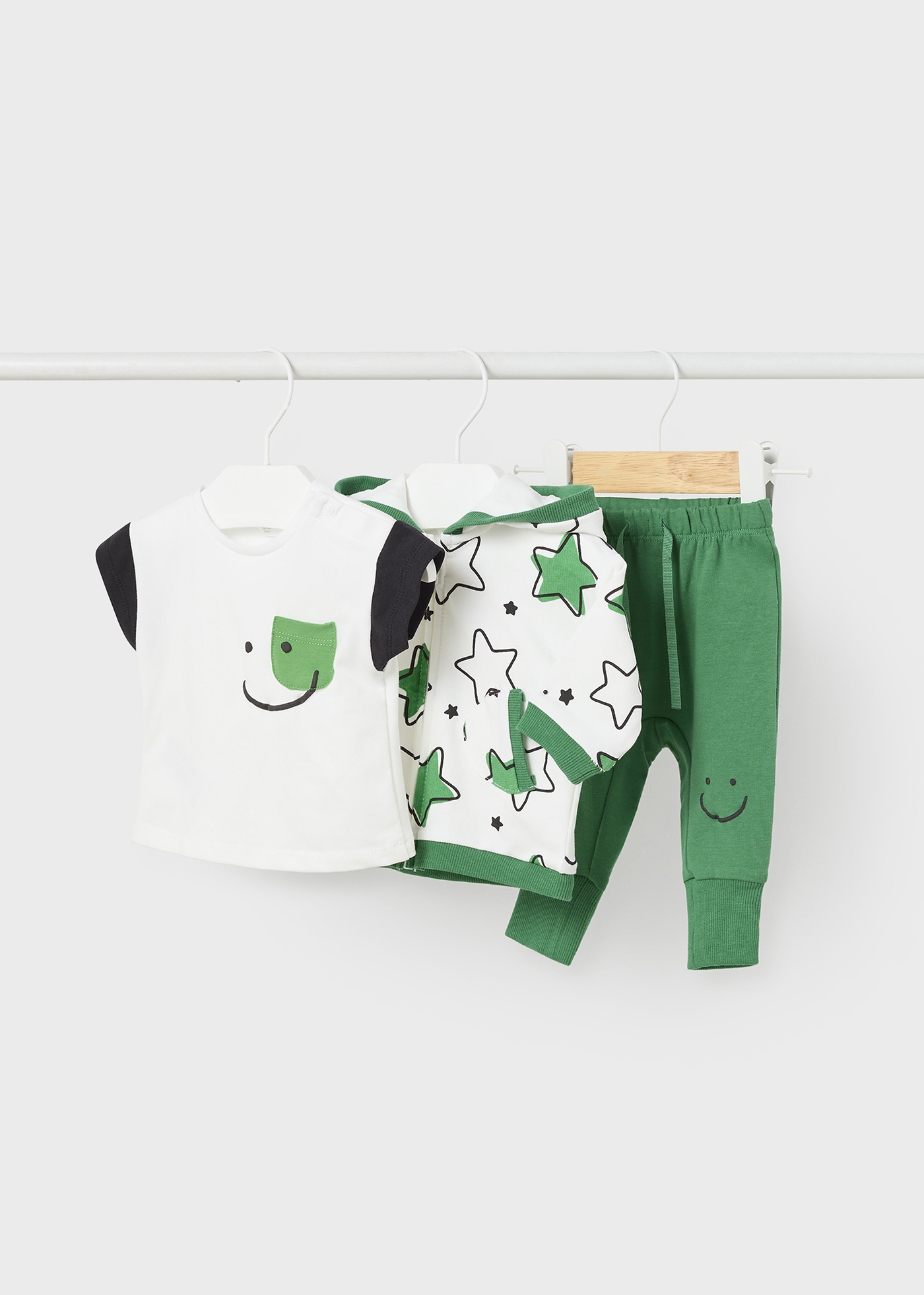 Conjunto de 3 peças em algodão sustentável para recém-nascidos.