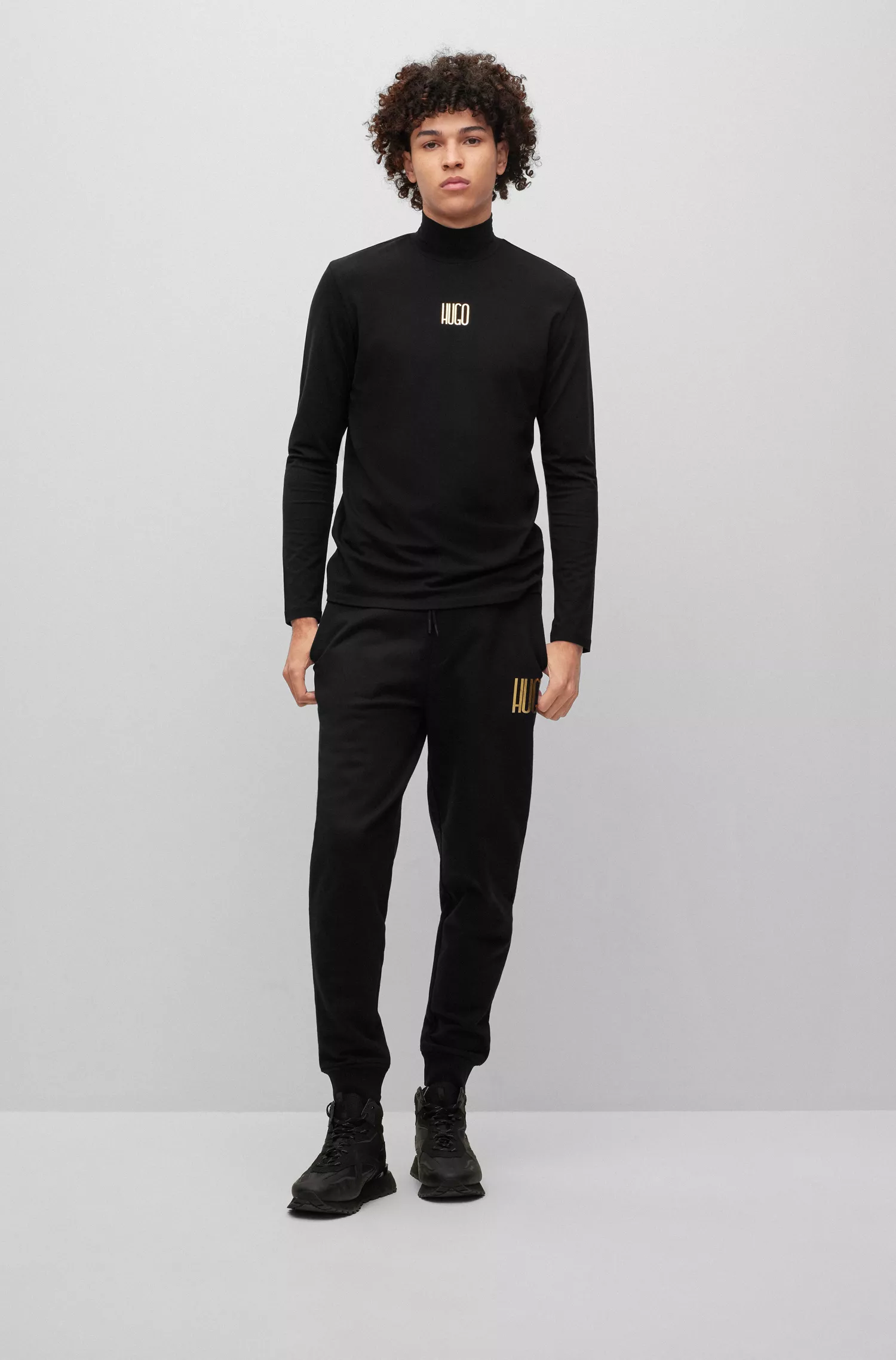 Camiseta HUGO vermelha de gola alta e corte justo com detalhe do logotipo