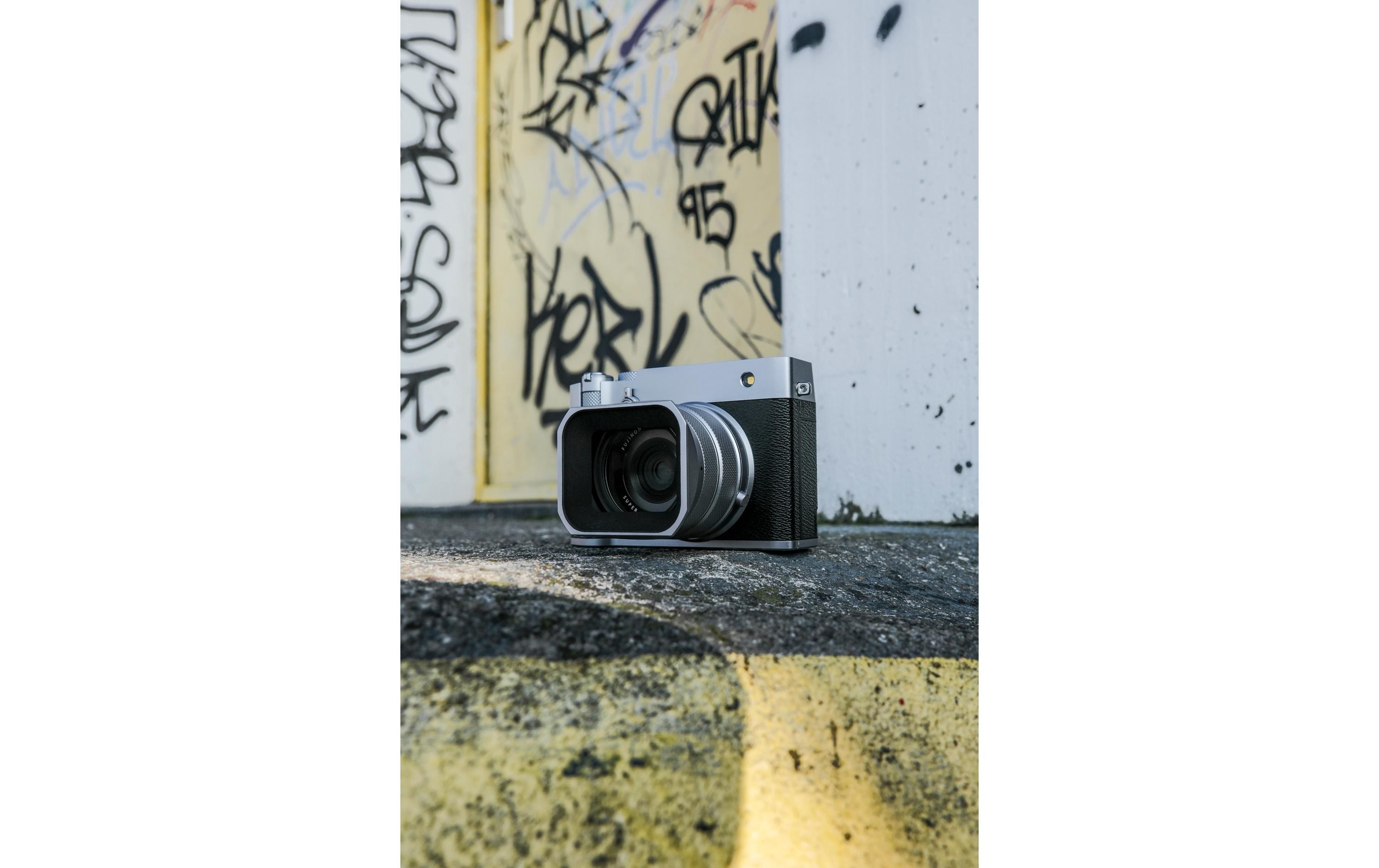 Fotokamera GFX 100RF Silber<br>GFX-Kamera mit fest verbautem Objektiv und bringt die Mittelformat-Bildqualität in ein ultrakompaktes Design