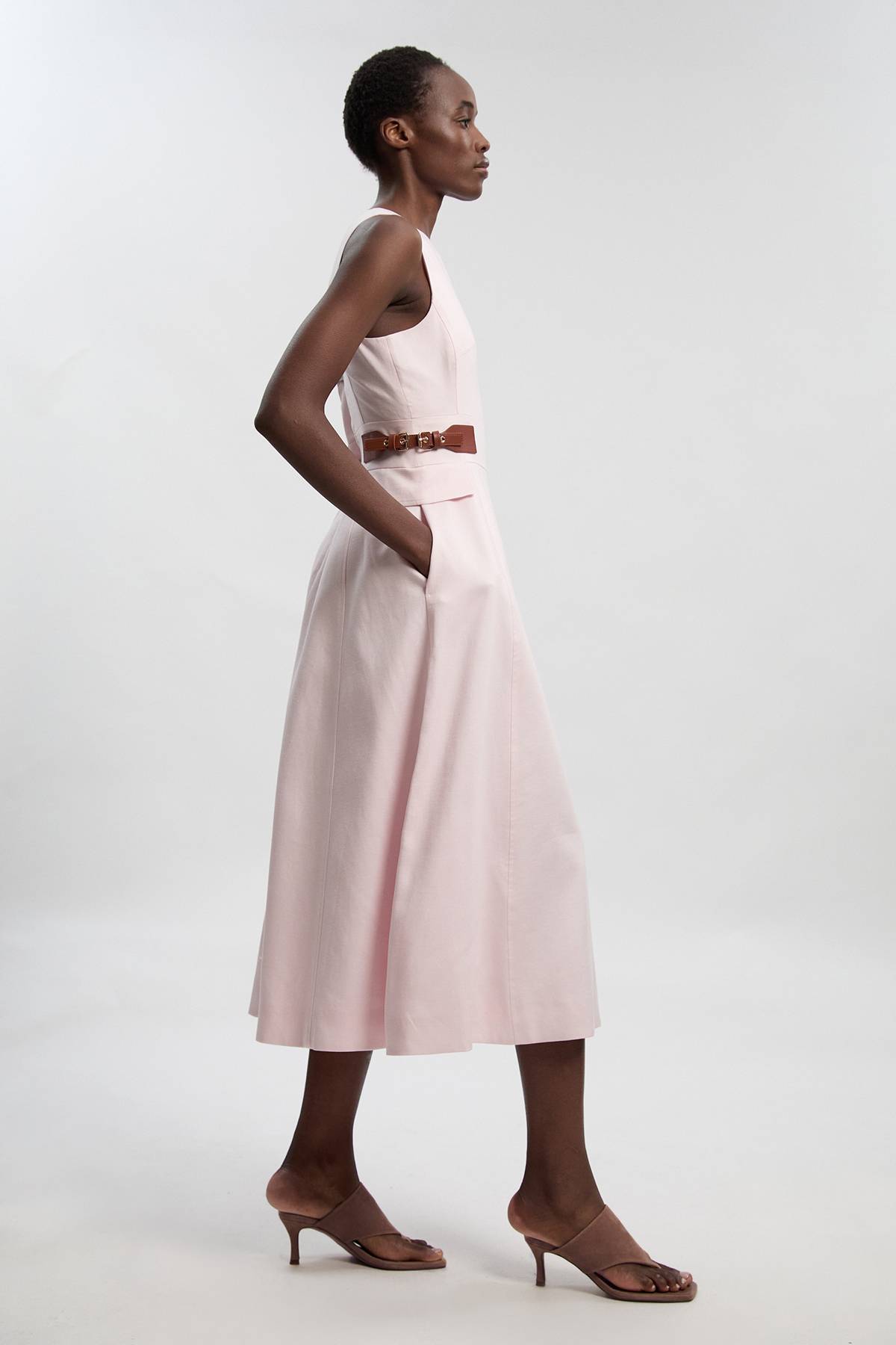 KarenMillen Robe Midi Petite en Lin Ajusté avec Détail de Patte à la Taille et Jupe Ample