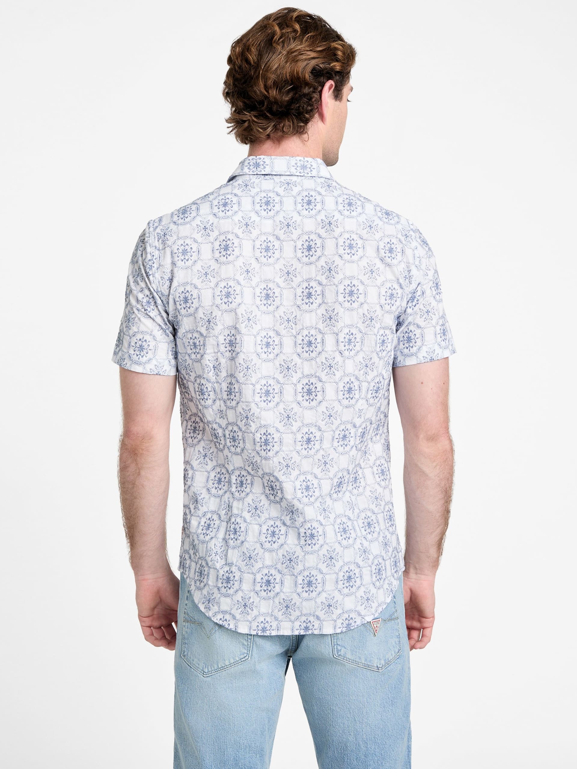 Camisa bordada em mosaico