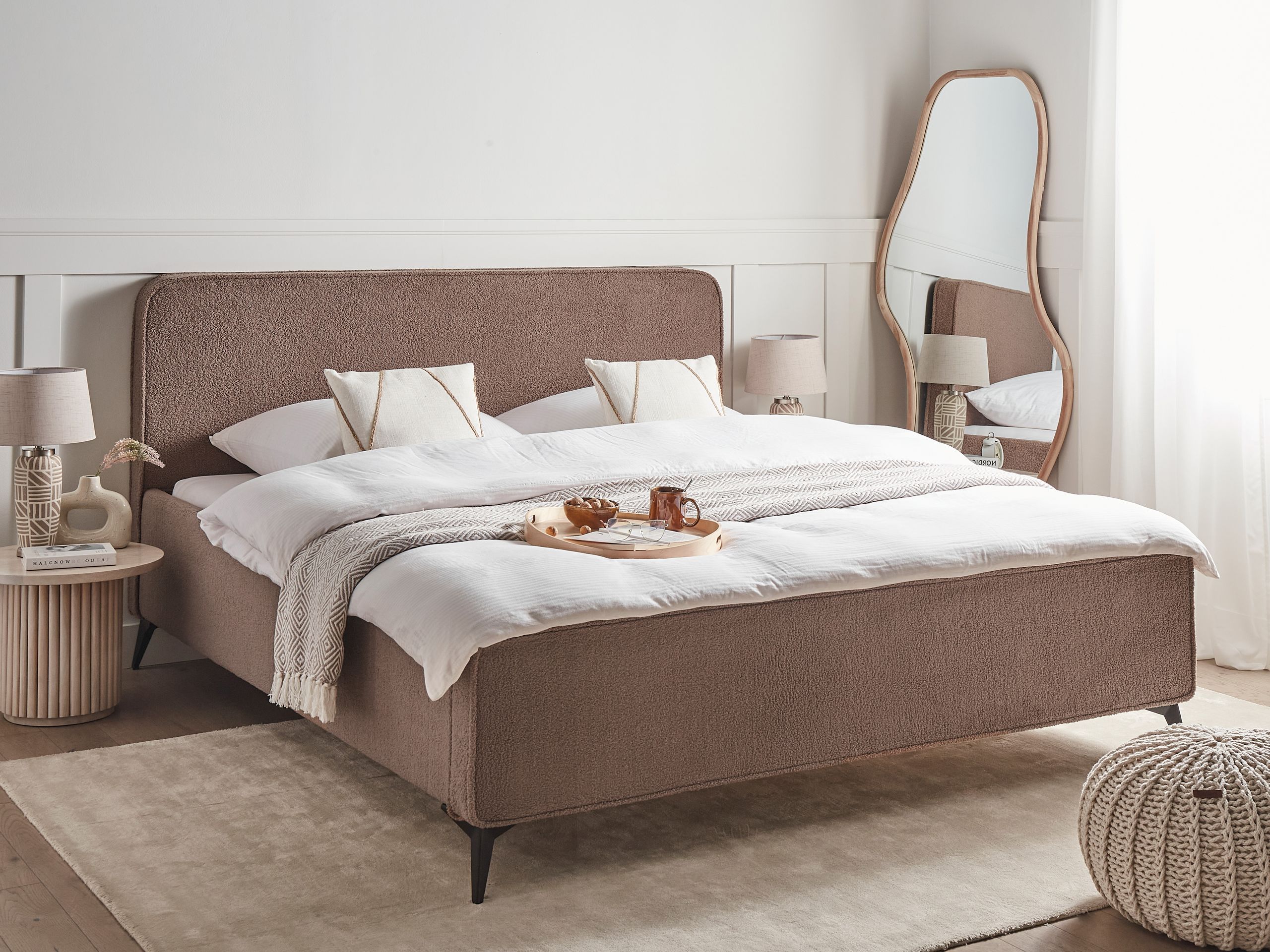 Beliani - VALOGNES - Tweepersoonsbed - Bruin - 180 x 200 cm - Bouclé