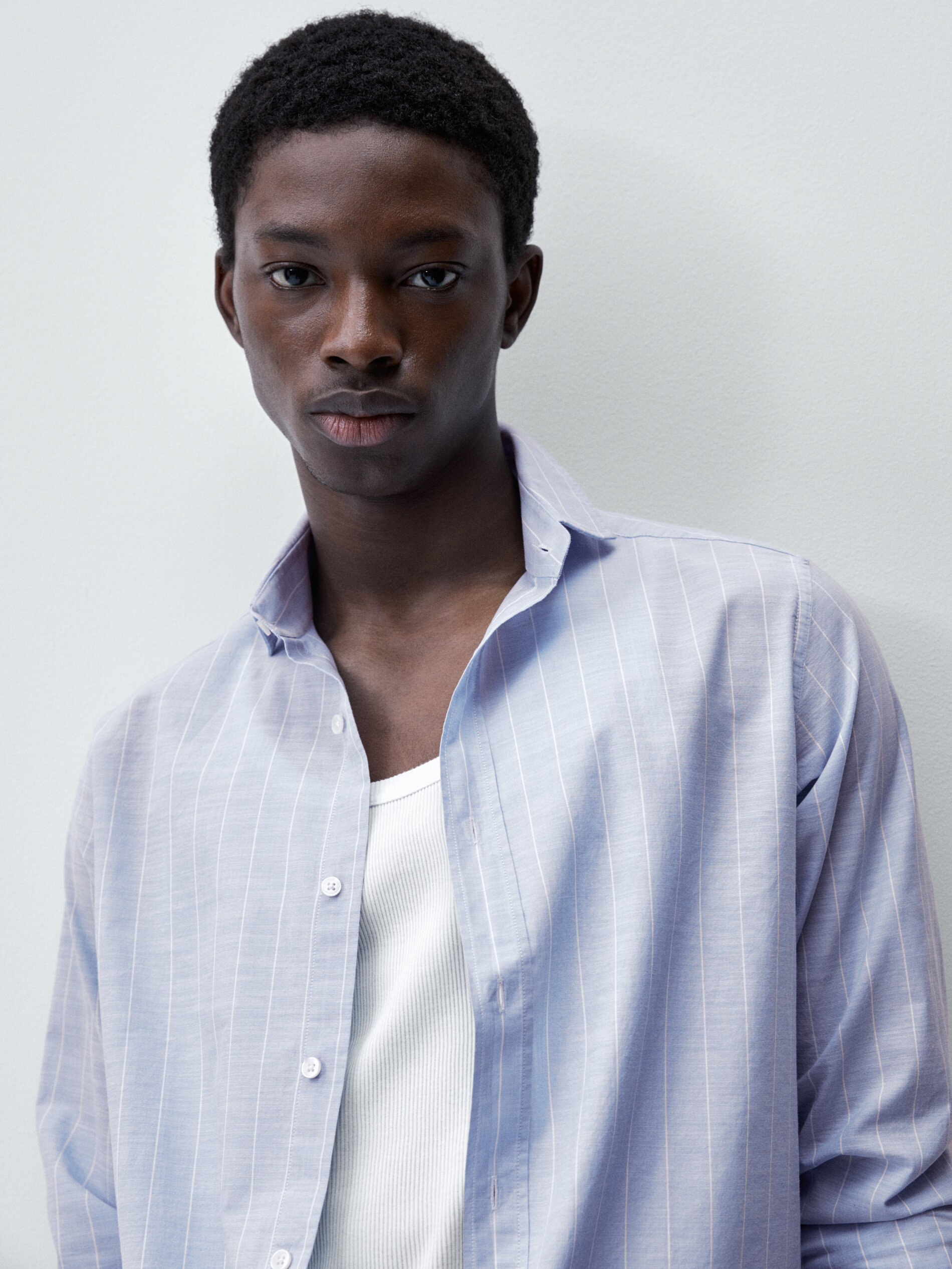 Camisa listrada de algodão com textura irregular e modelagem regular - AZUL CLARO