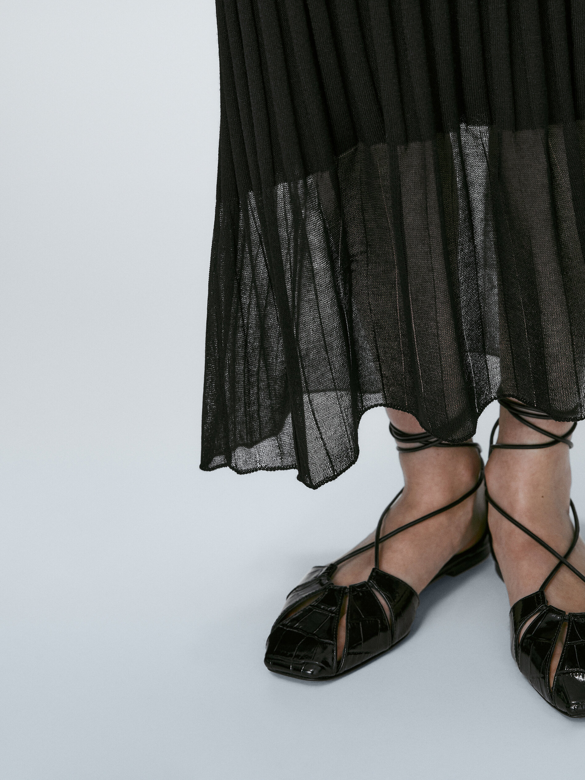 Vestido preto amplo estilo canal com saia curta - PRETO