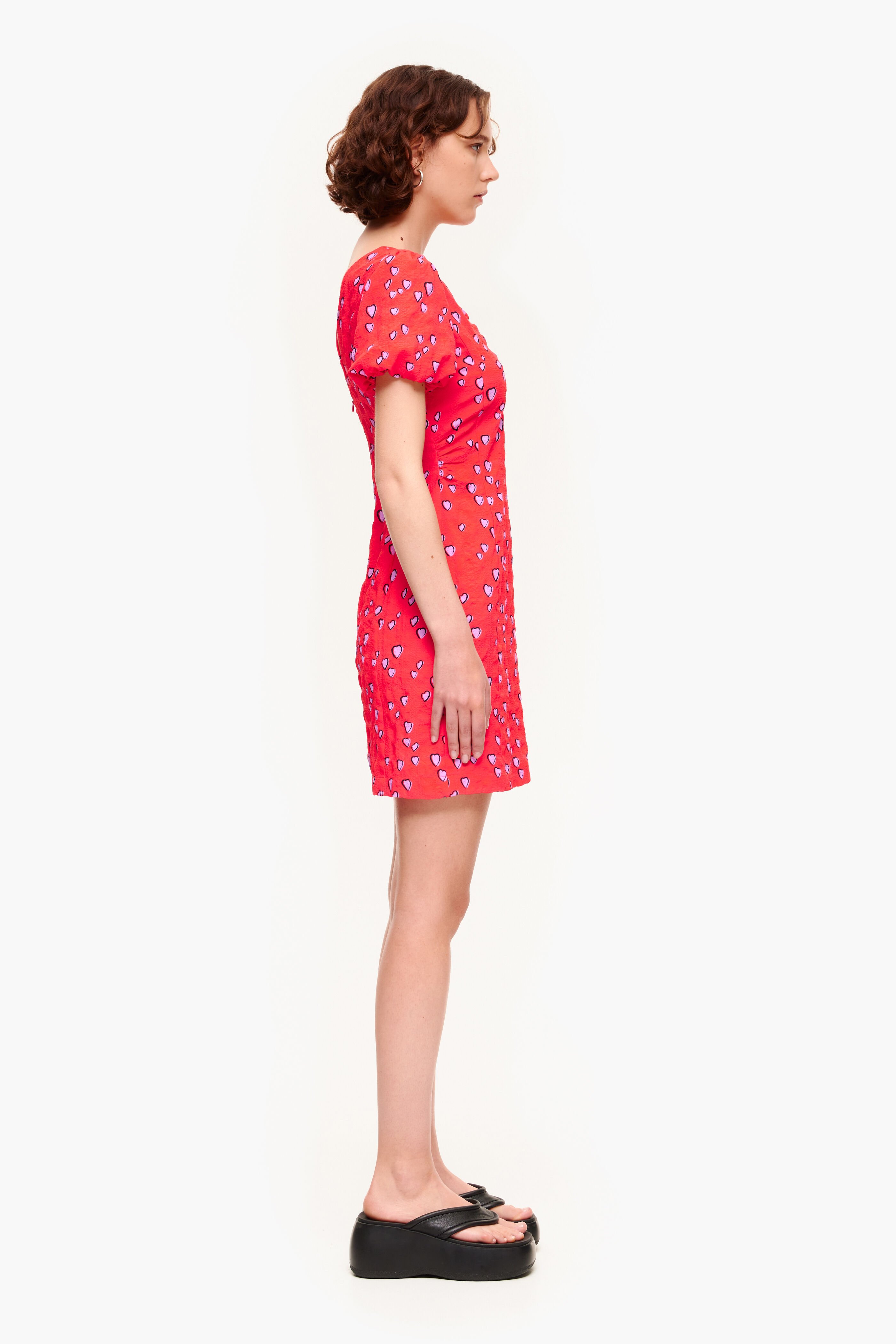 Vestido curto vermelho com estampa de corações pequenos