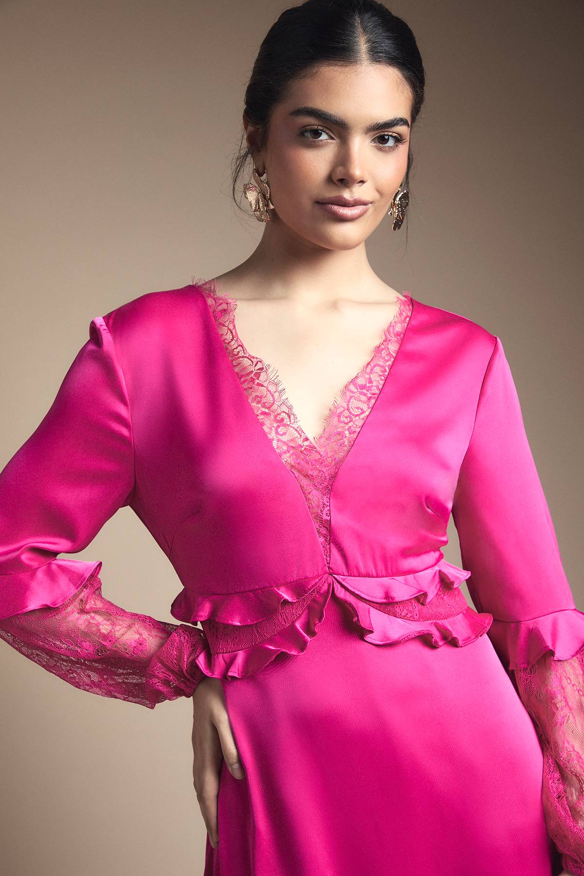 Oasis Robe Mi-Longue Col V à Manches en Dentelle et Taille Froncée