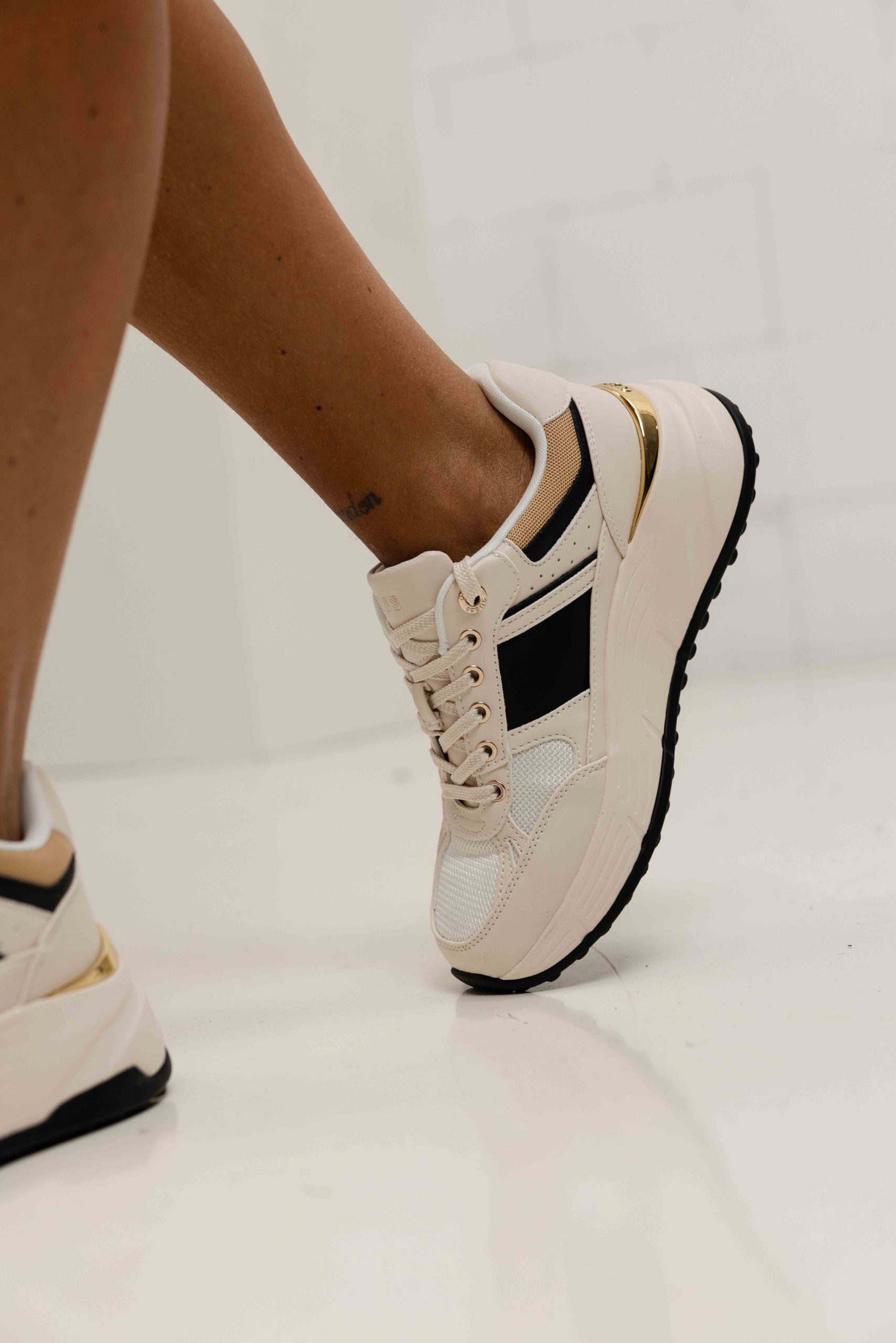 Guess Fonzy Sneakers Dames Beige