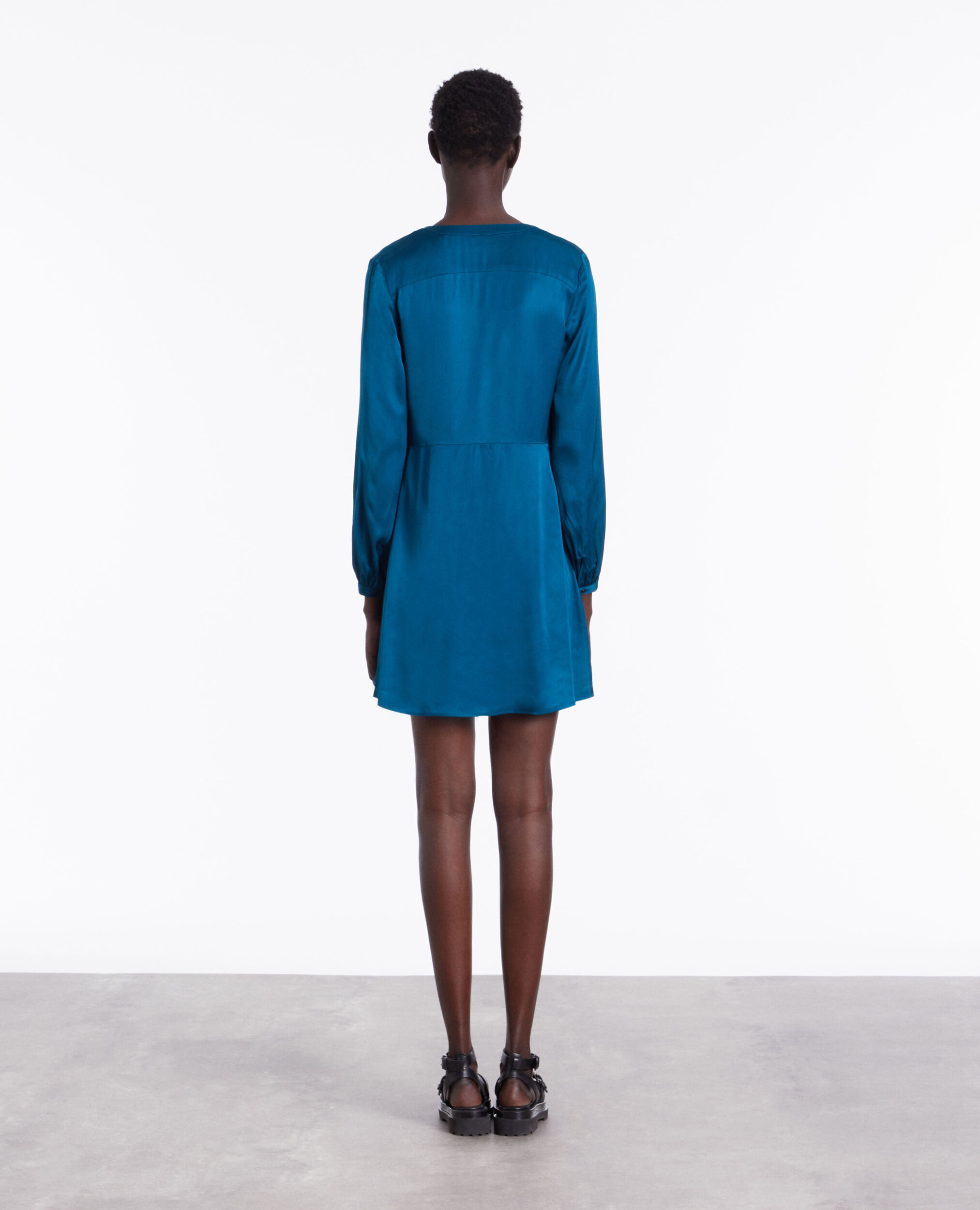 Robe courte bleue avec plissage