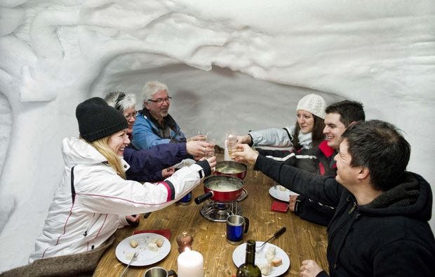 Iglu-Übernachtung in Davos-Kloster als romantisches Geschenk