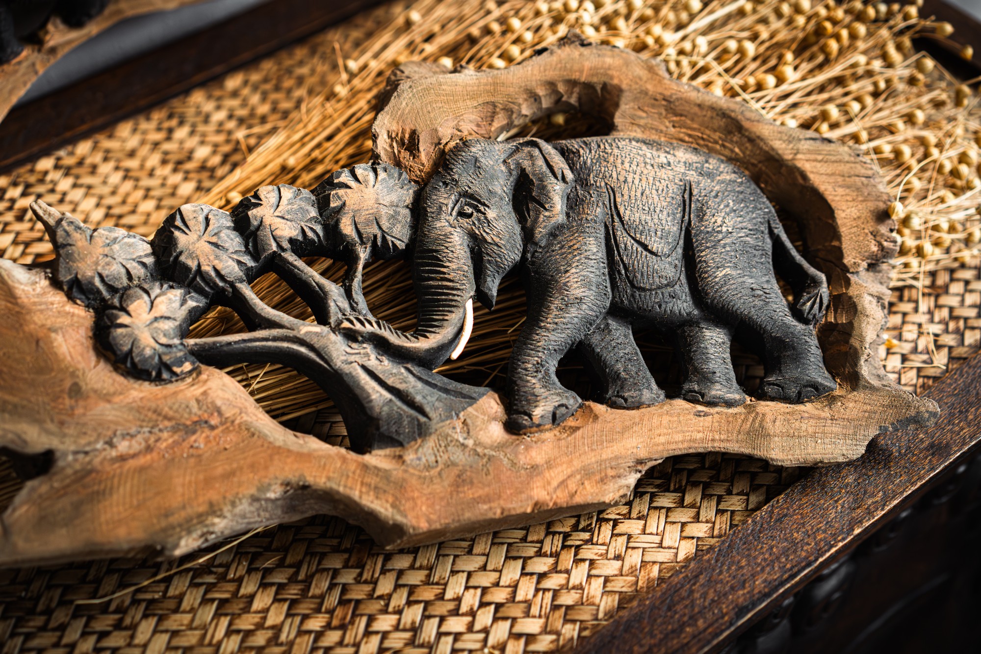 Schnitzrelief 'Elefant mit Baum', Teakholz, variable Maße von fischer's lagerhaus