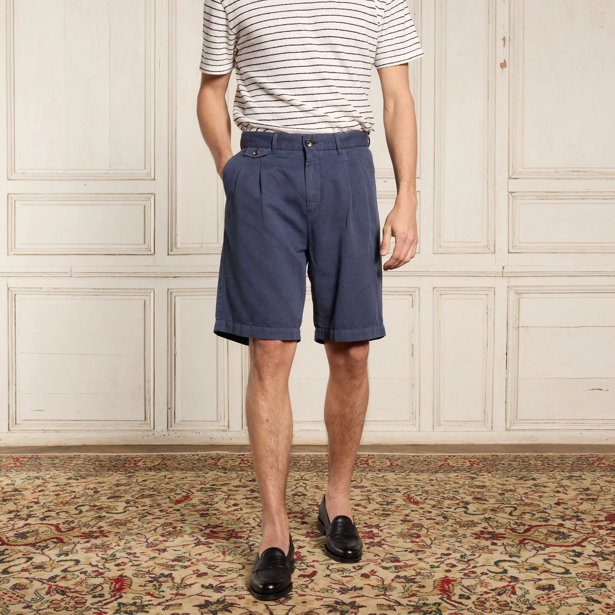 Navy cotton and linen double-pleated shorts