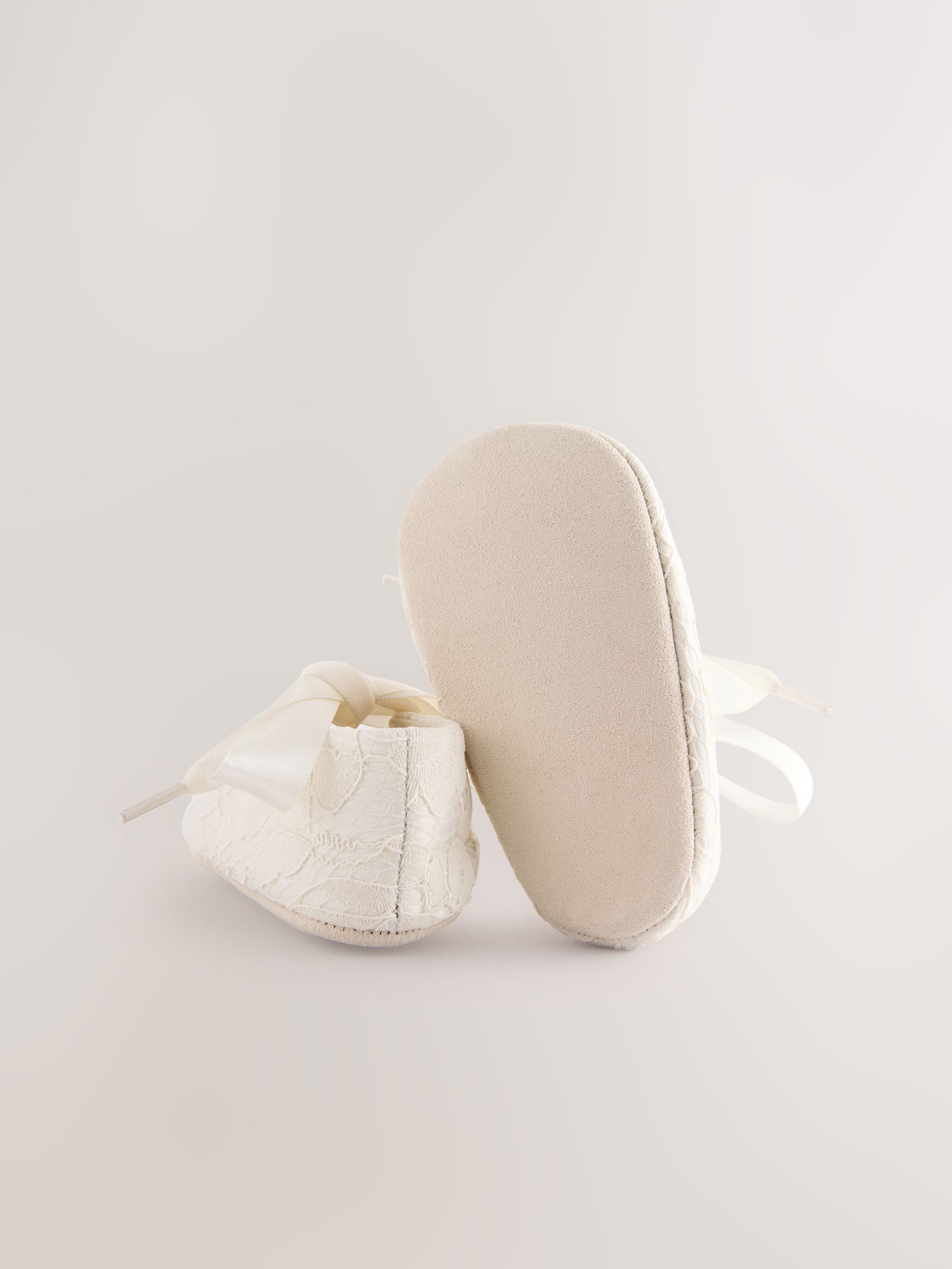 Crèmekleurig kant - Feestelijke babyschoenen met strik vooraan (0 - 24 mnd)