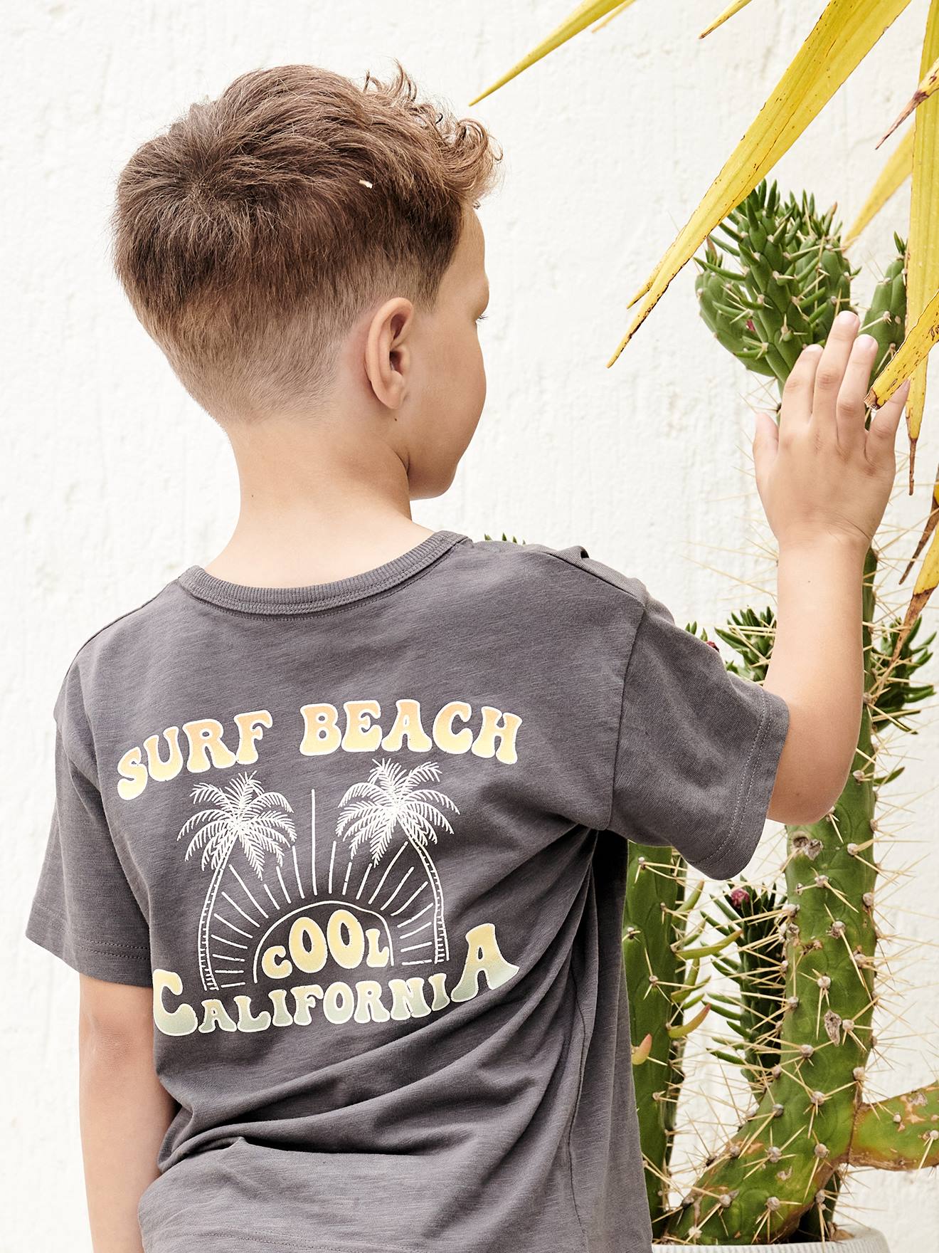 Camiseta infantil cinza com estampa gigante nas costas.