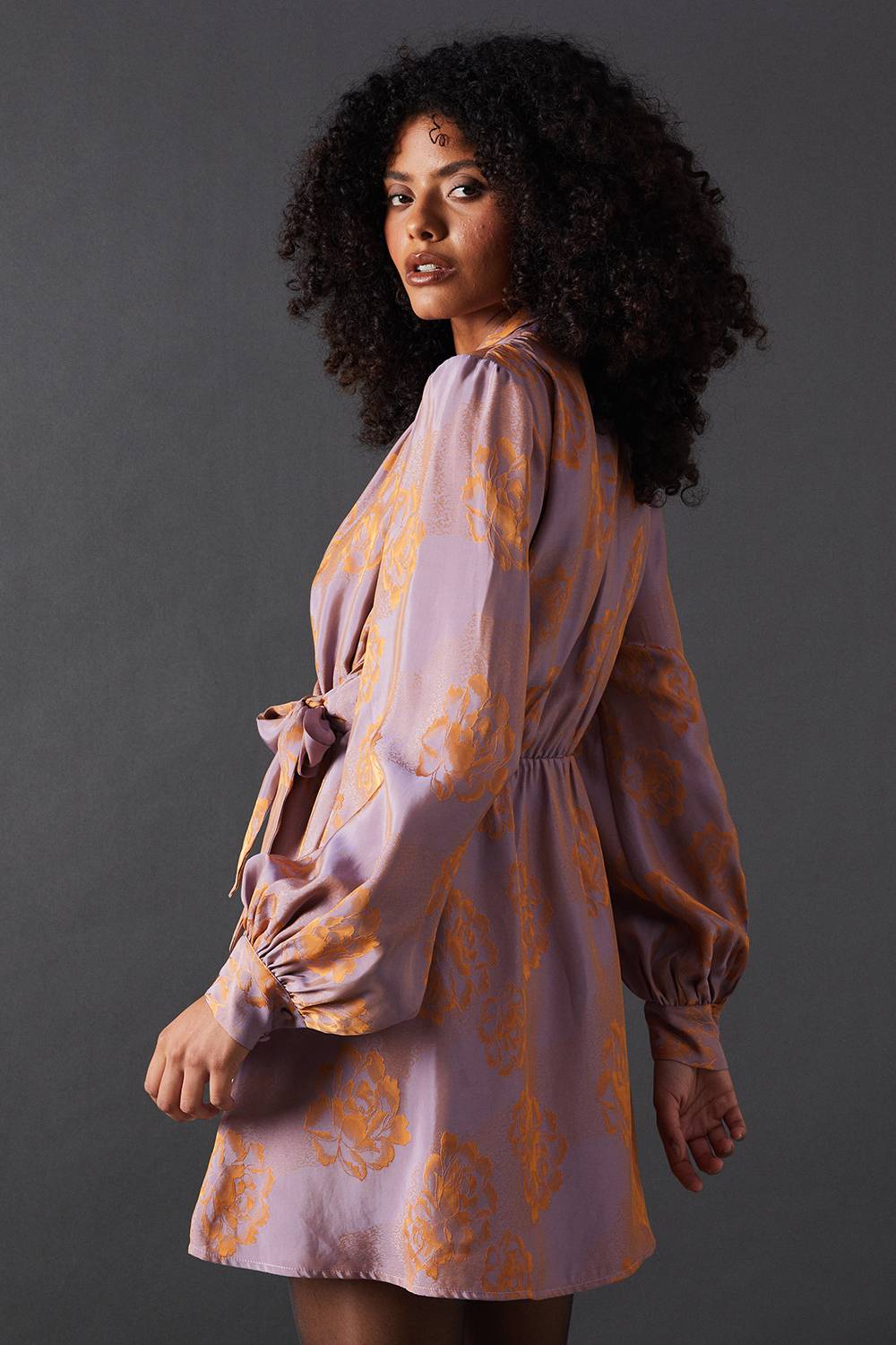 Warehouse Robe Mini Évasée en Satin à Motif Jacquard Rose avec Col Noué