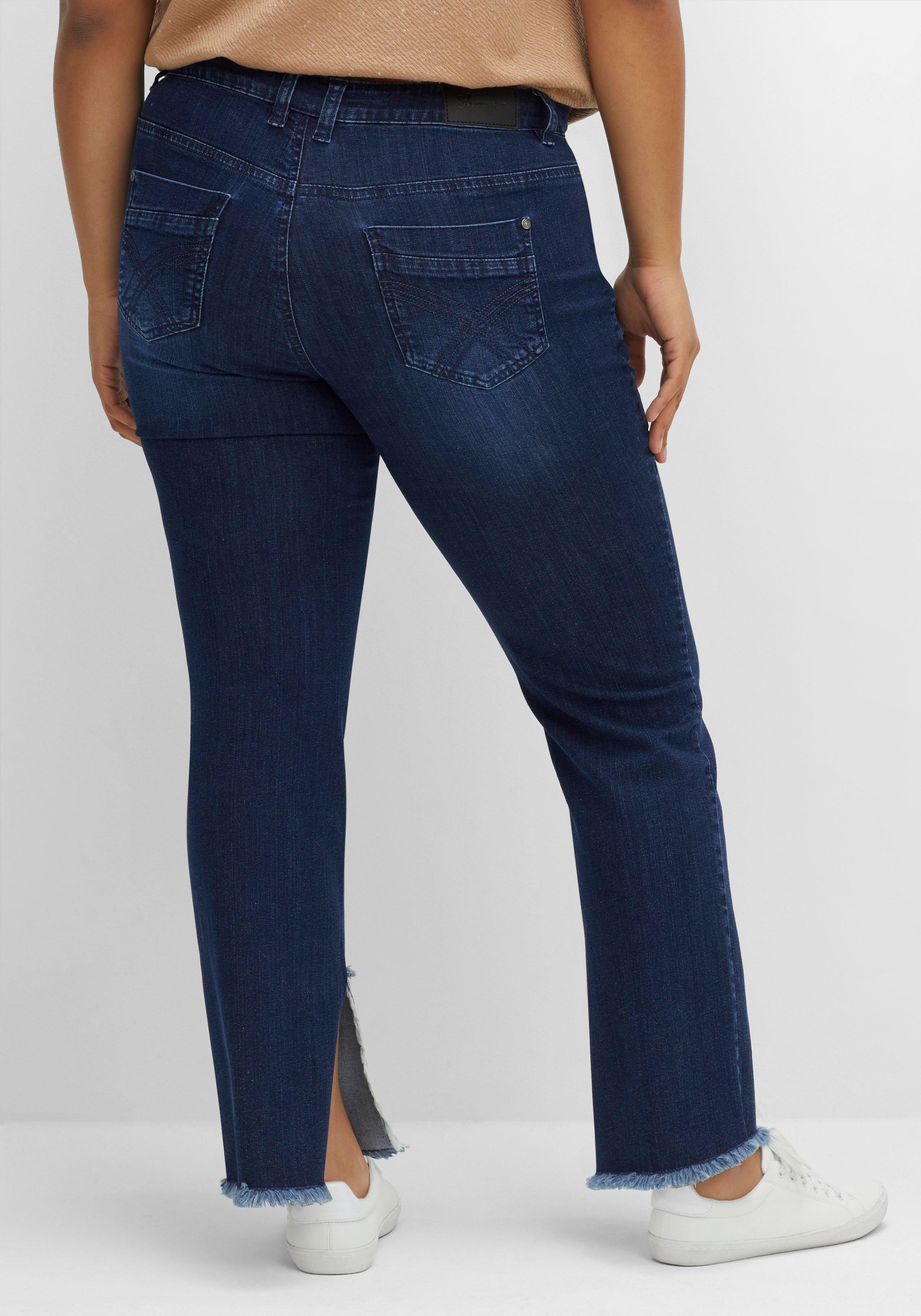 Gerade Jeans mit geschlitztem Innensaum