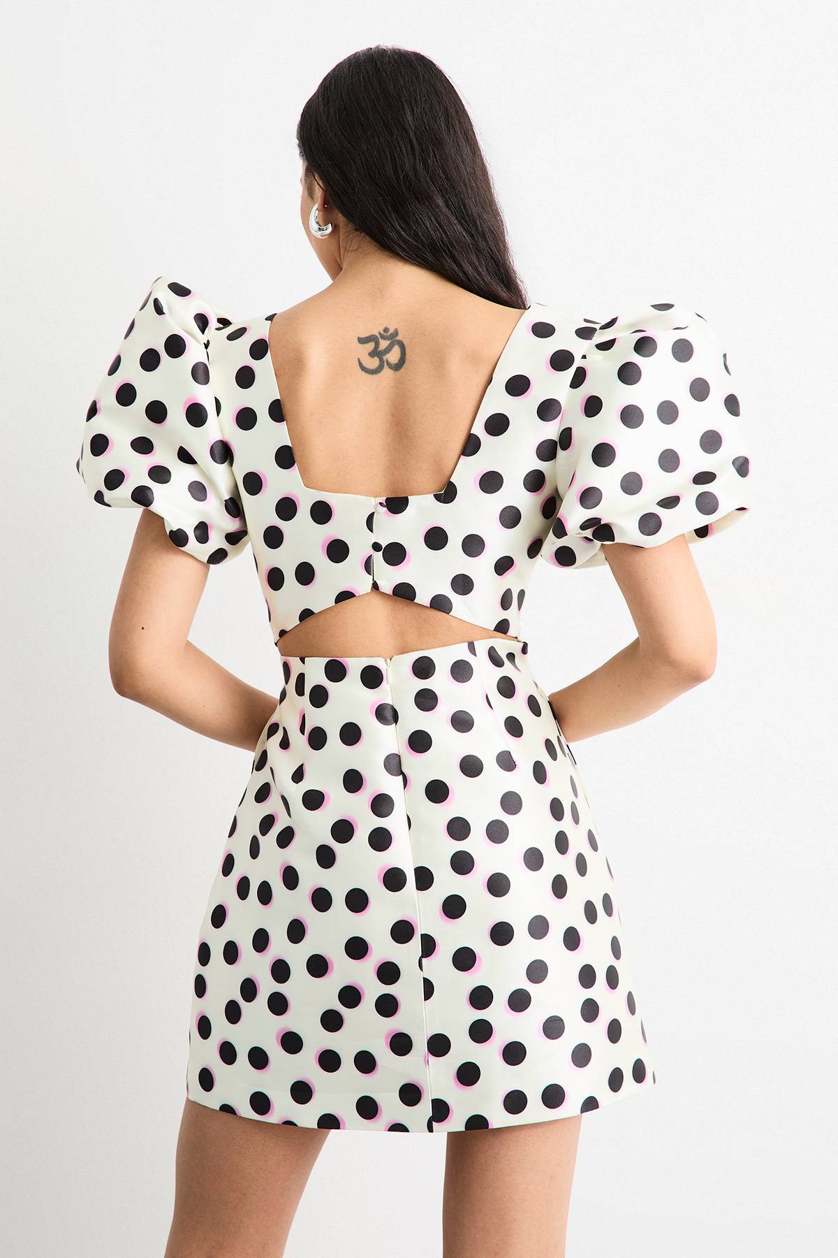 Warehouse Robe Mini Évasée à Pois avec Manches Bouffantes