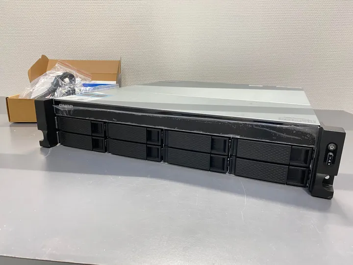 [OUTLET] - QNAP TS-832PXU - NAS-server - 8 bays - rackversion - SATA 6Gb/s - RAID RAID 0, 1, 5, 6, 10, 50, JBOD, 60 - RAM 4 GB - Gigabit Ethernet / 2.5 Gigabit Ethernet / 10 Gigabit Ethernet - iSCSI support - 2U