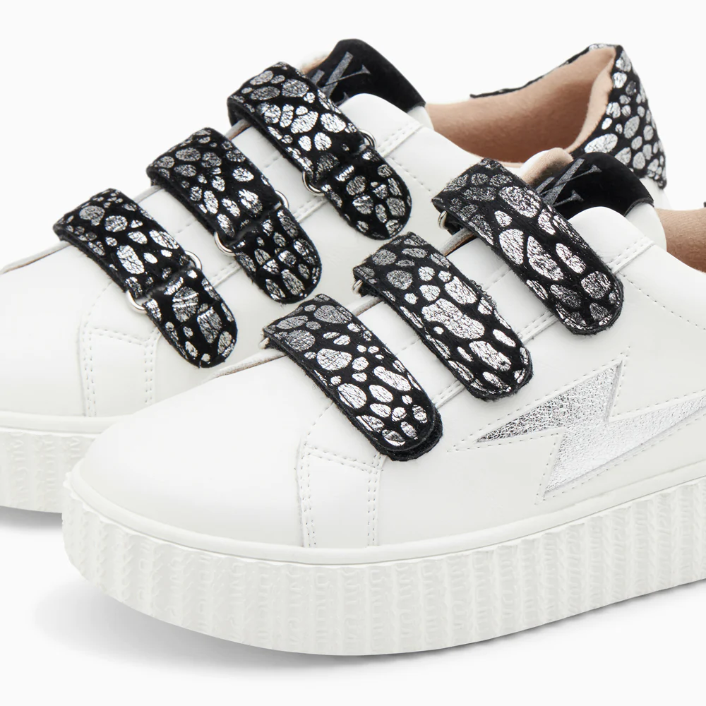 Sneakers-Baskets éclair Daisy blanc et argent à scratchs léopard