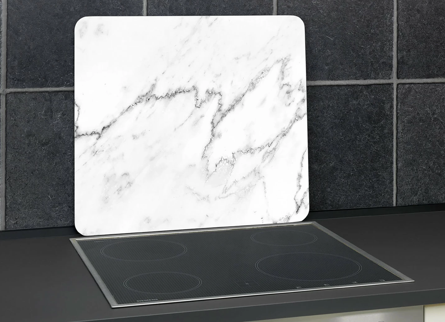 Wandblende aus Glas in Marmor-Optik