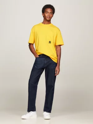 Camiseta com bolso e patch de brasão