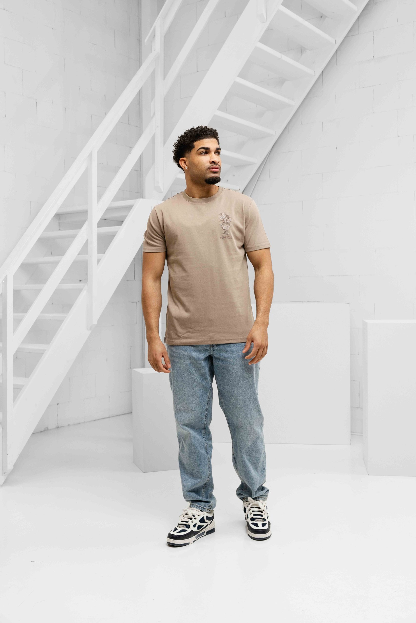 Pure Path Embroidered Vase T-Shirt Heren Lichtbruin