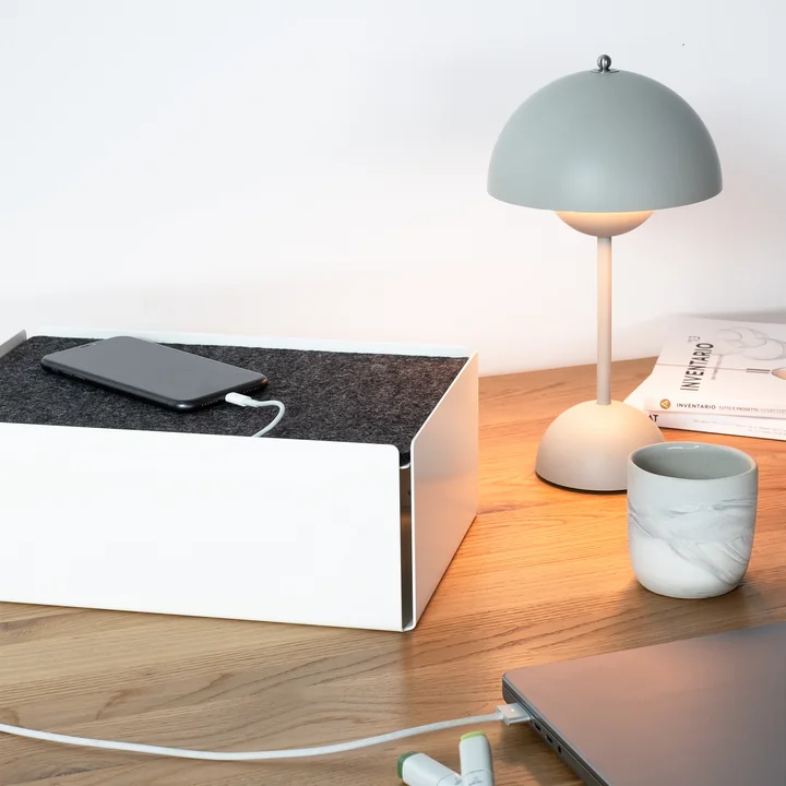 Konstantin Slawinski - Charge-Box, weiss / Filz rot