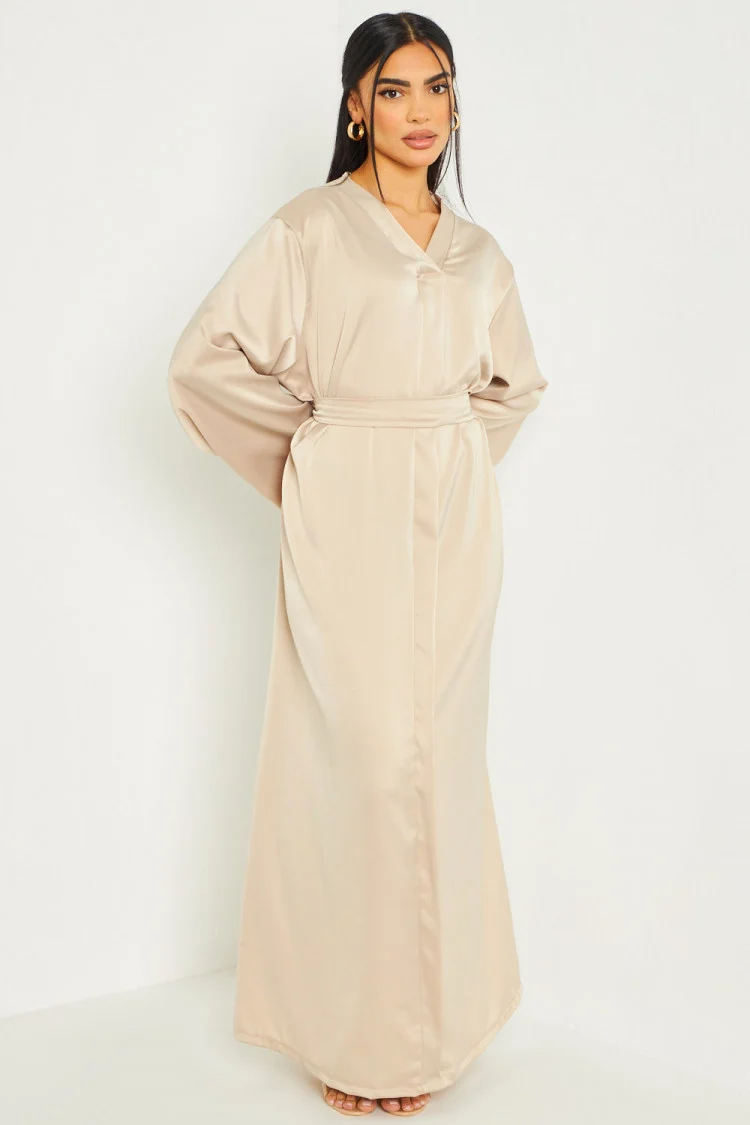 Robe longue satinée ceinturée beige