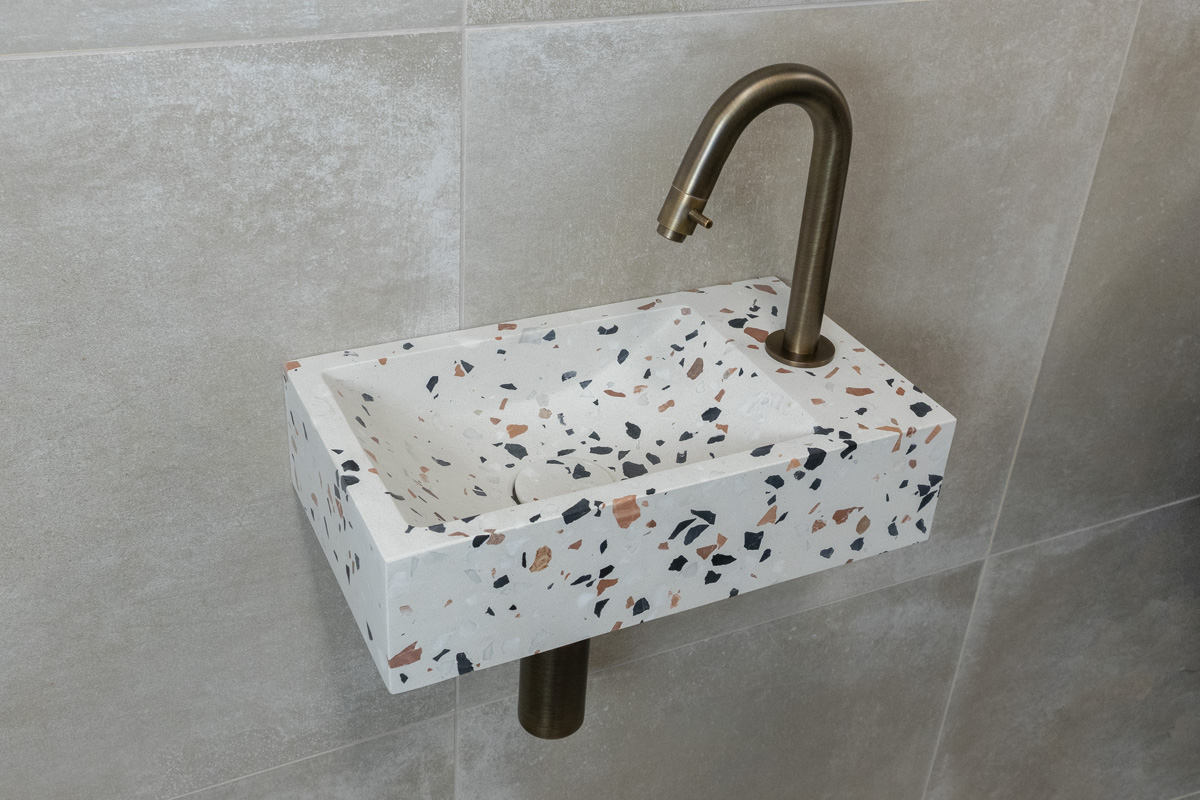 Saniclear Terrazzo fonteinset met gebogen kraan in verouderd messing