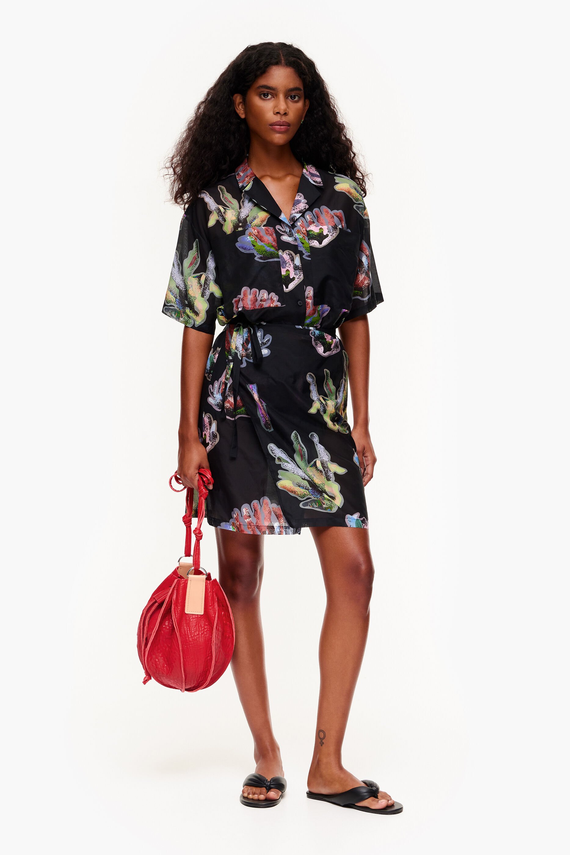 Vestido pareô com estampa em tons de coral e cinza
