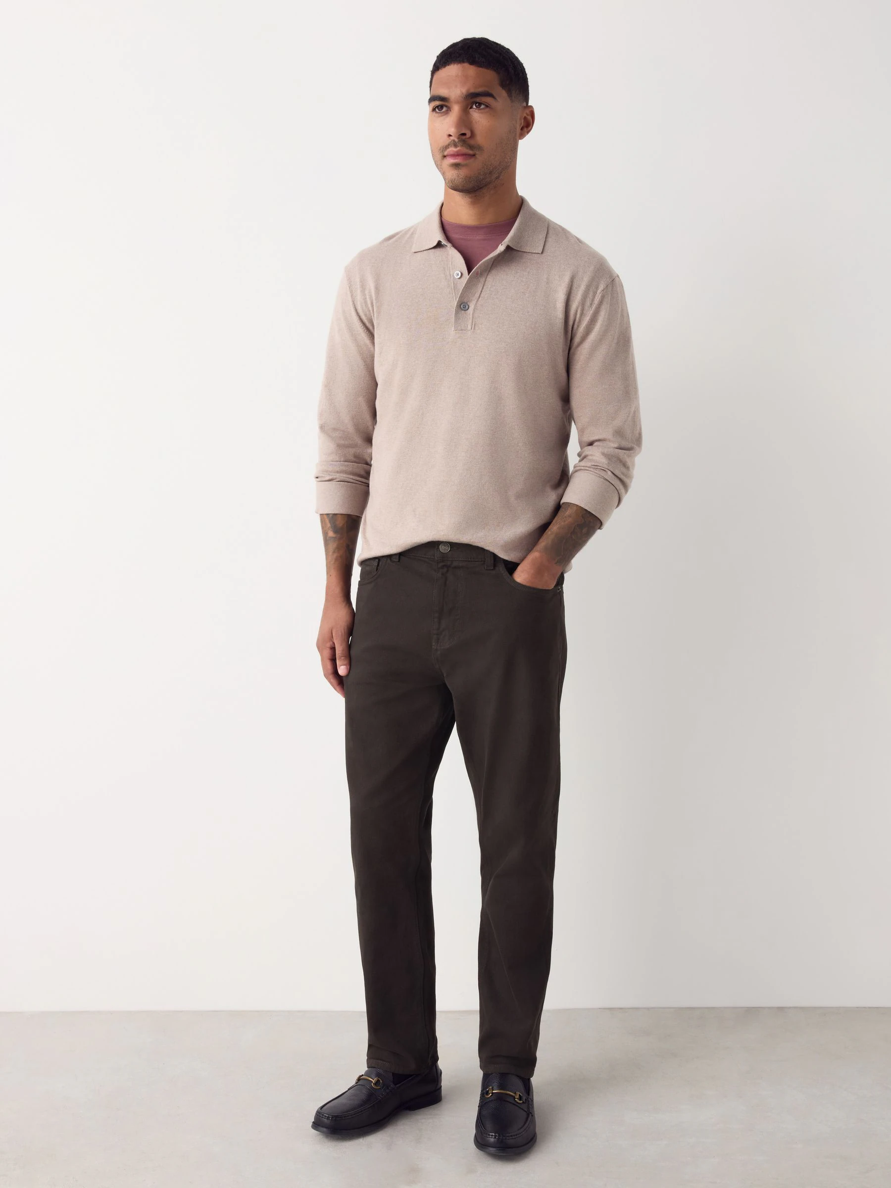 Chocoladebruin - Standaard toelopende pasvorm - Vintage wash denim jeans