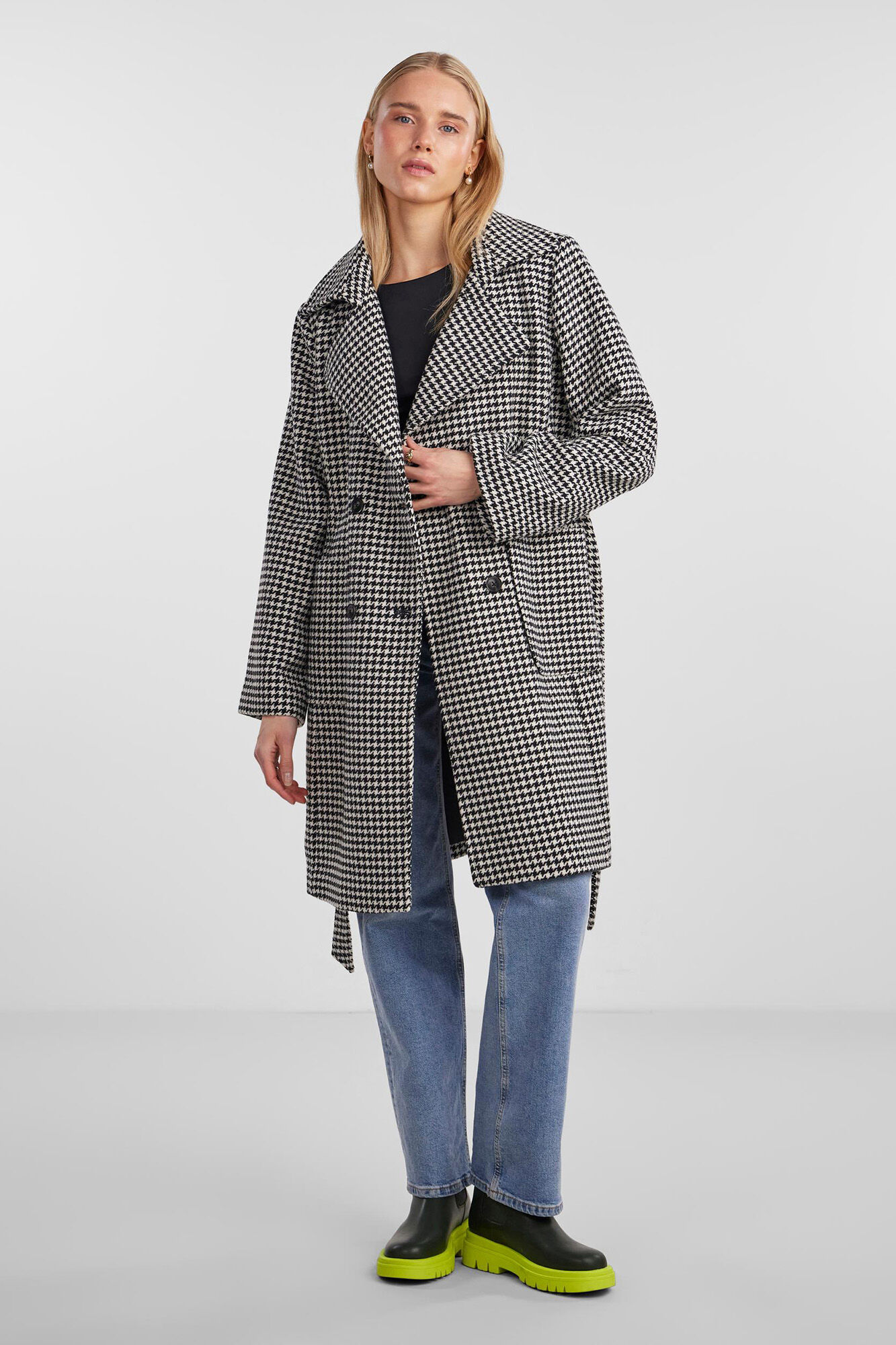 Casaco estilo trench coat com gola de lapela