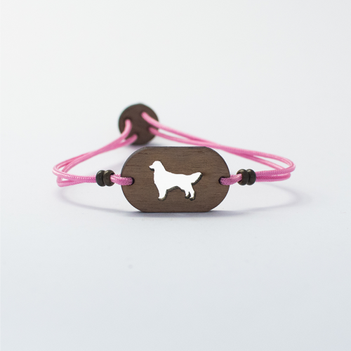 Pulseira de madeira personalizada com Golden Retriever rosa.