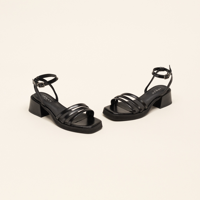 Sandales à brides et bouts carrés  en cuir glacé noir