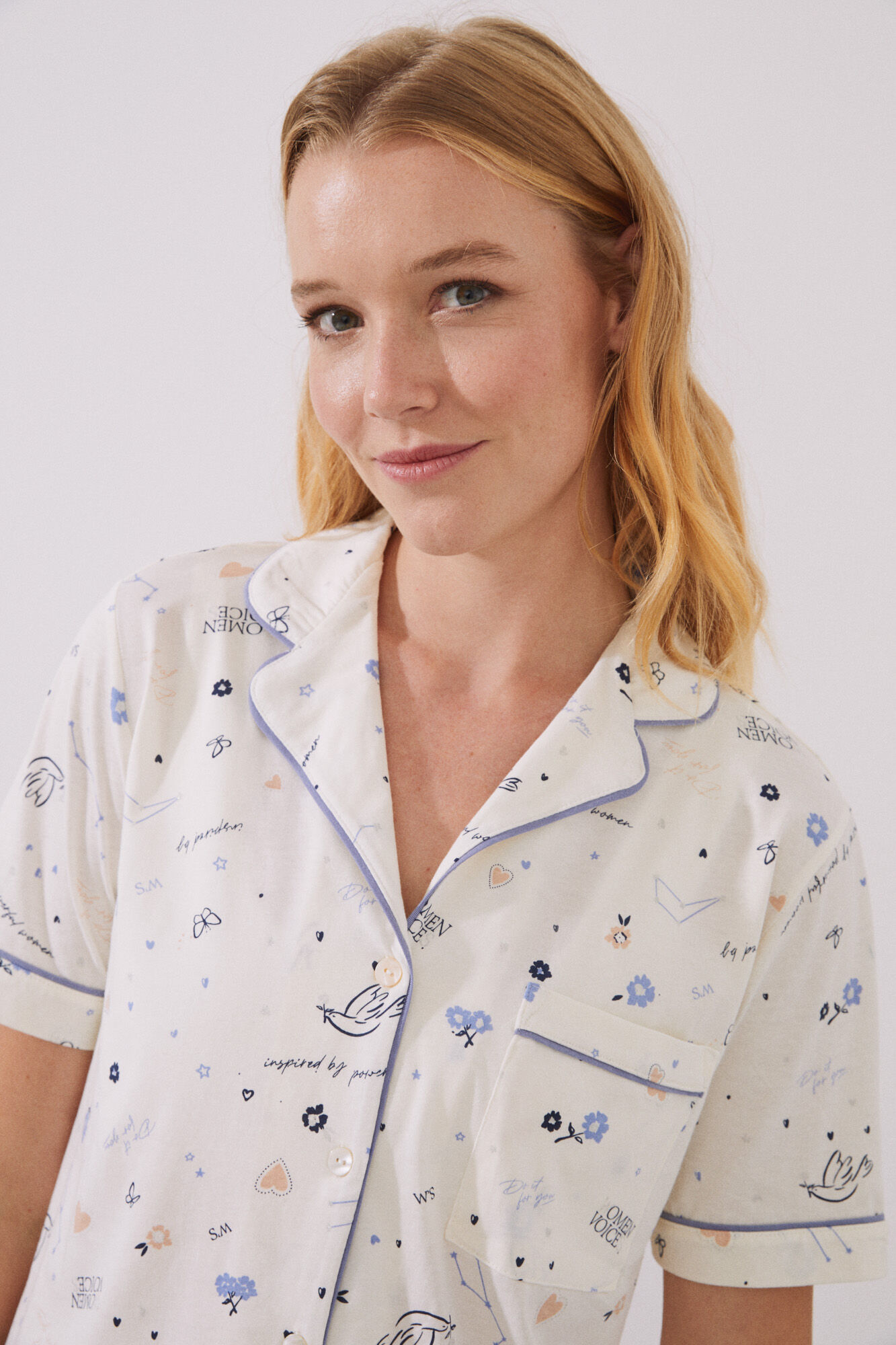 Pijama estilo camisa bege estampado, 100% algodão.