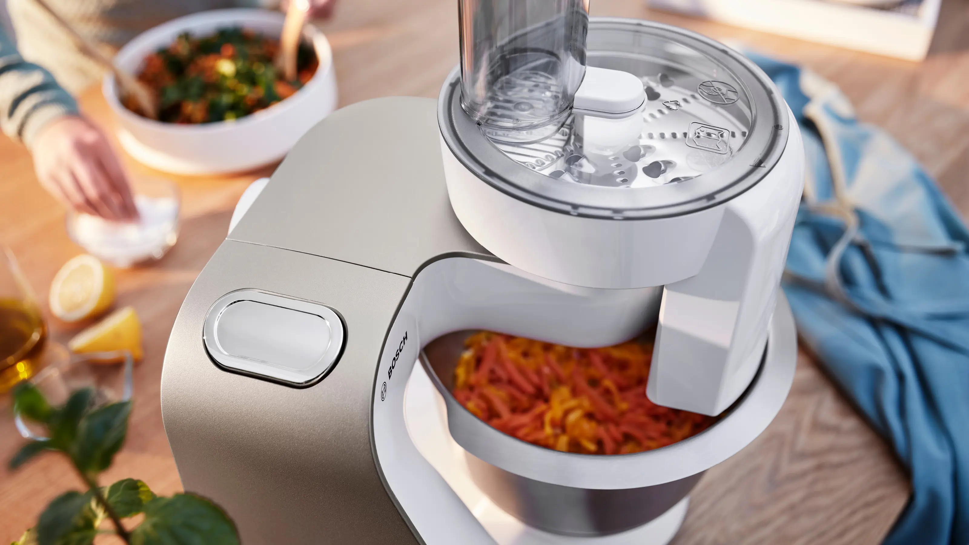 Serie 4 Keukenmachine met weegschaal en timer MUM 5 1000 W Wit, Champagne