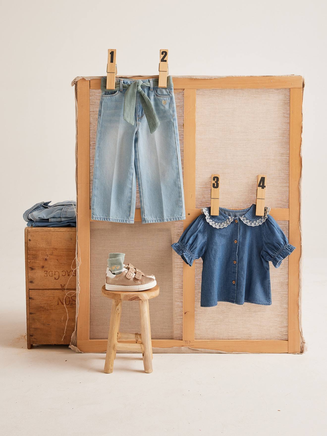 Calça jeans de pernas largas até o tornozelo com cinto de chiffon de algodão para uma mulher de estatura alta.