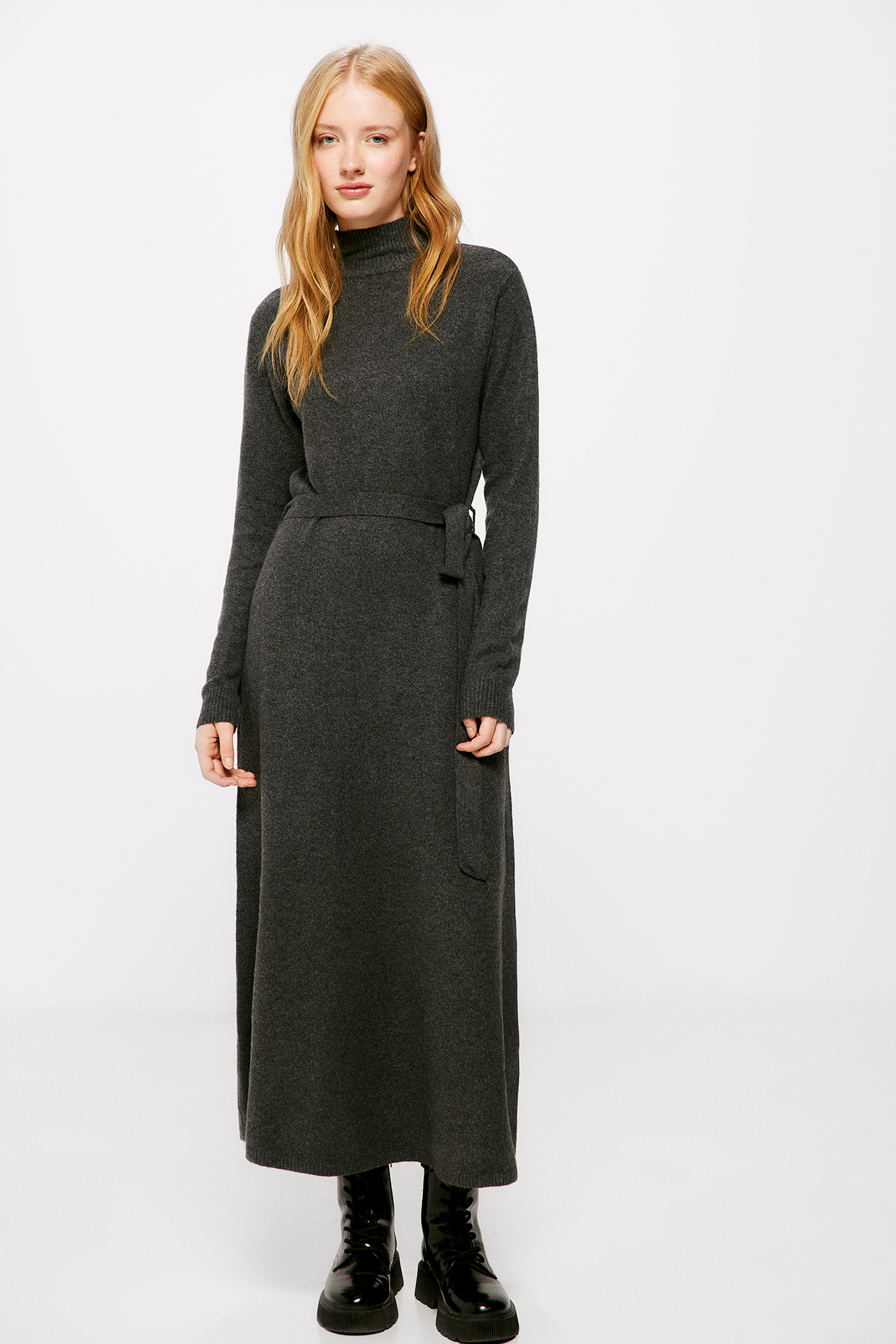 Vestido midi de tricô com cinto.