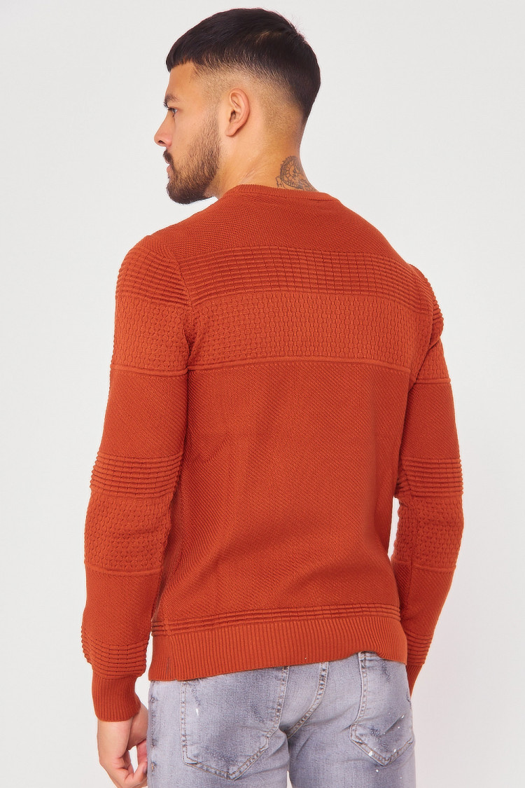 Pull marron col rond en maille à relief