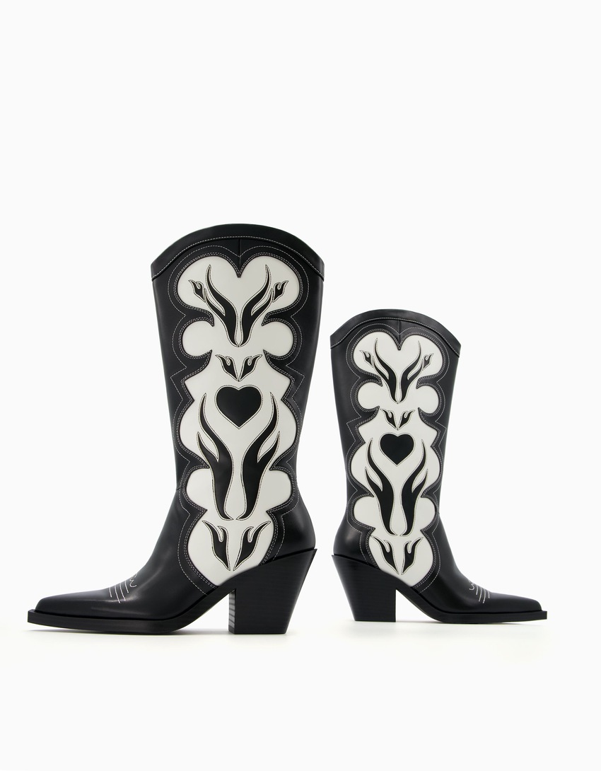 Botas de cowboy de salto alto com bordados contrastantes