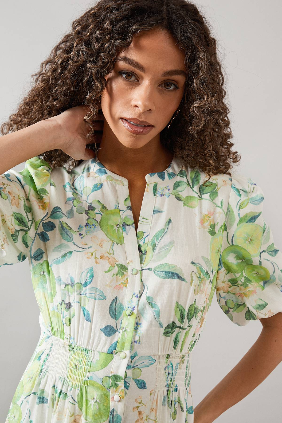 Wallis Robe Longue À Imprimé Fruits Avec Boutonnage Sur Le Devant