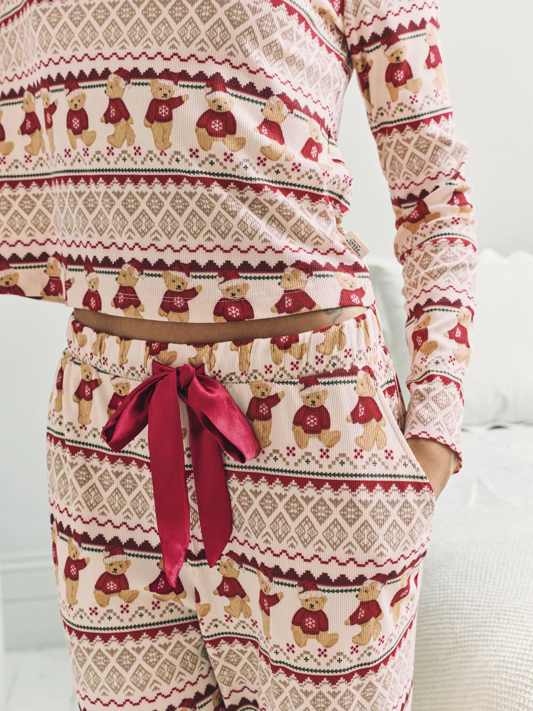 Chelsea Peers lange pyjamaset met kerstprint van The Bear en Fair Isle