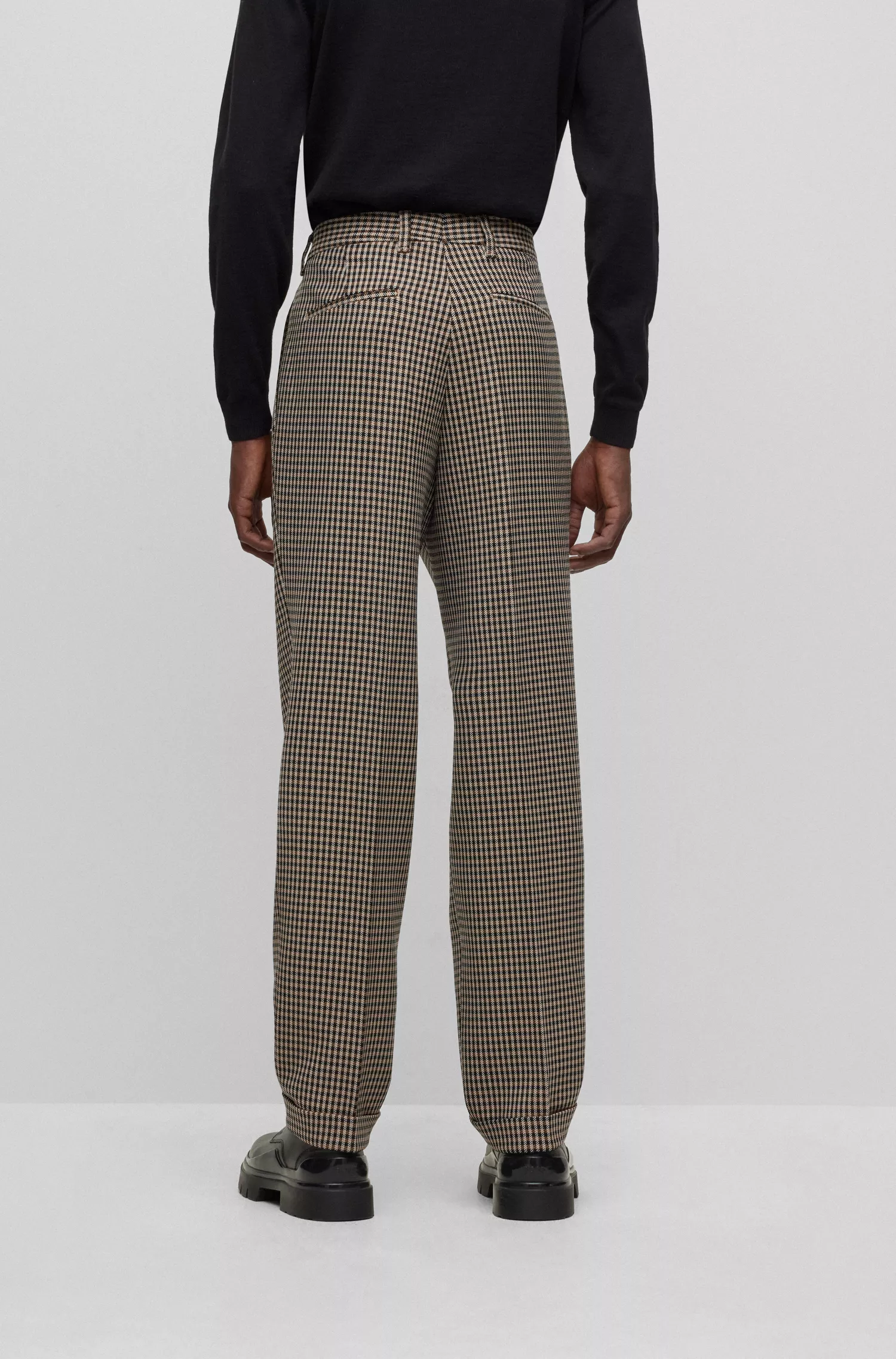 Calça BOSS preta de corte relaxado em tecido elástico xadrez.
