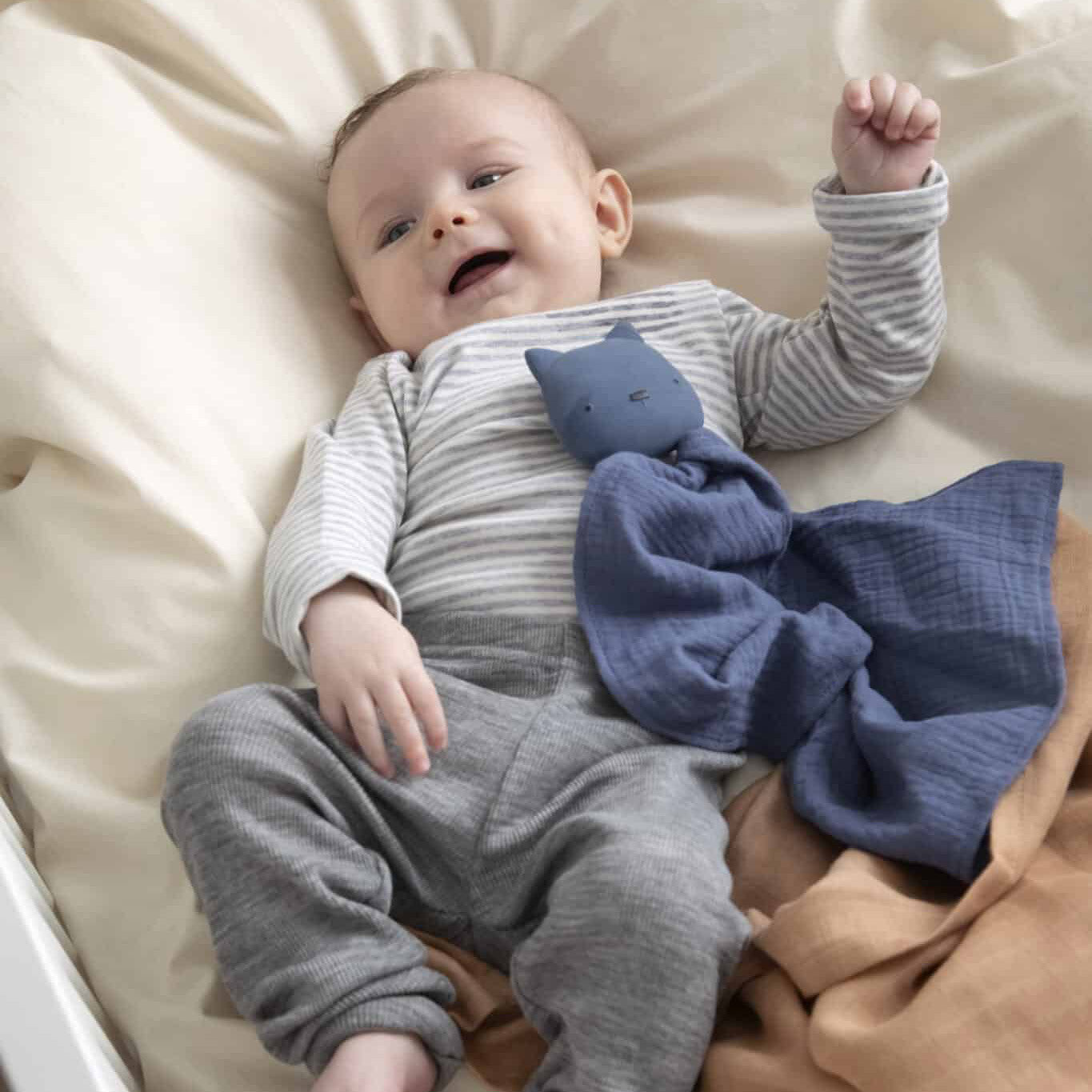 Baby Beissring mit Kuscheltuch Rebel Naturkautschuk Blau