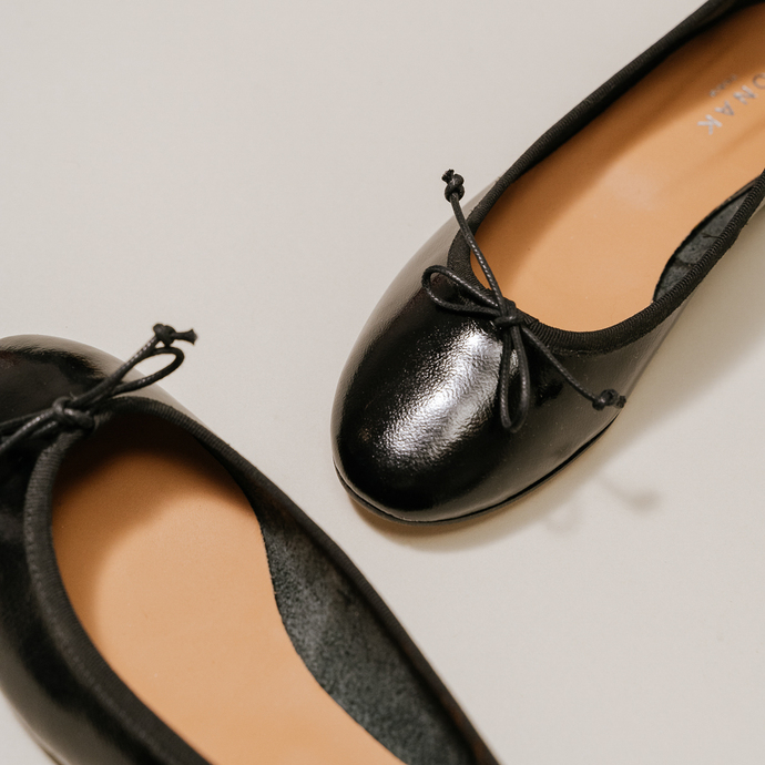 Ballerines à bouts ronds  en vernis plissé noir