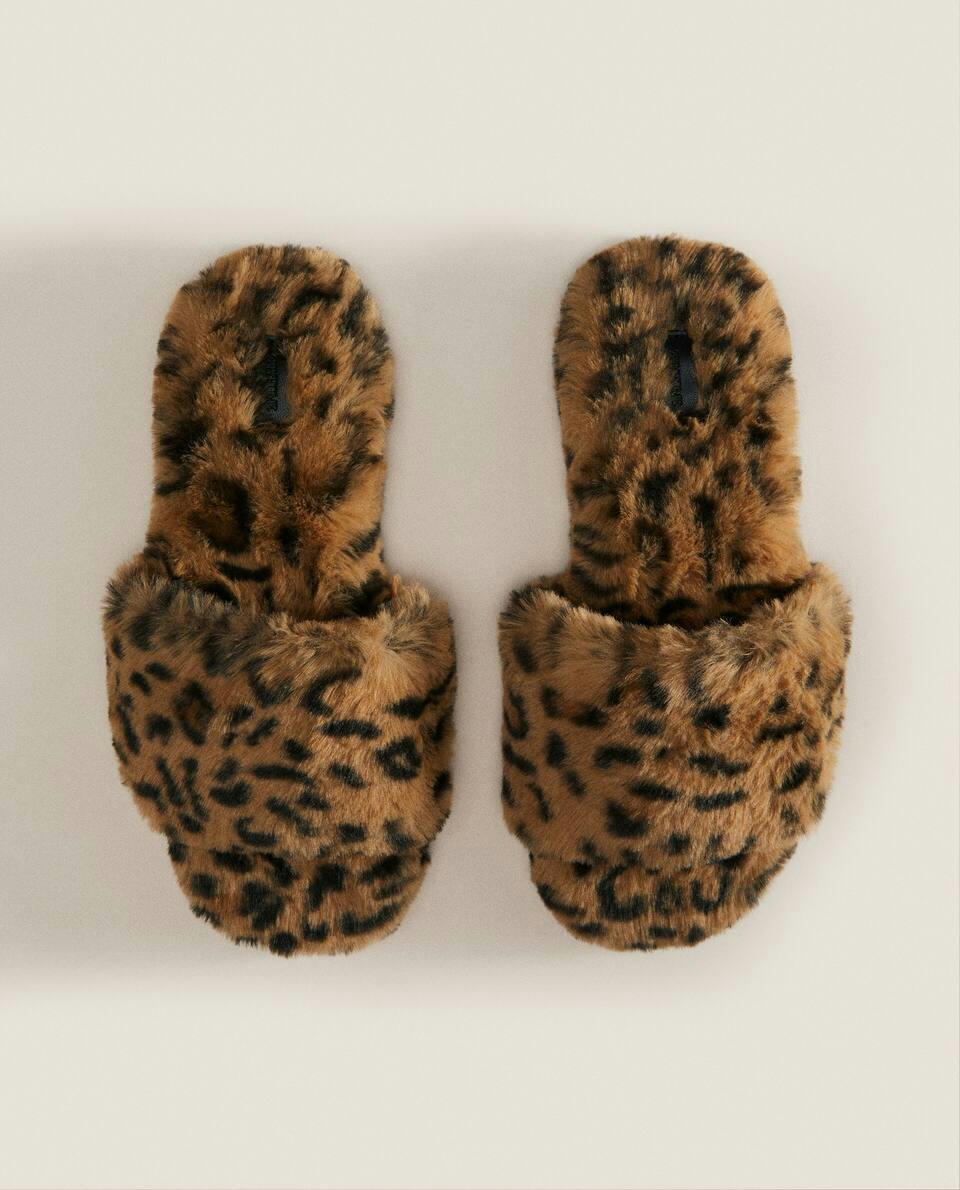 Pantufas de pele sintética com estampa animal